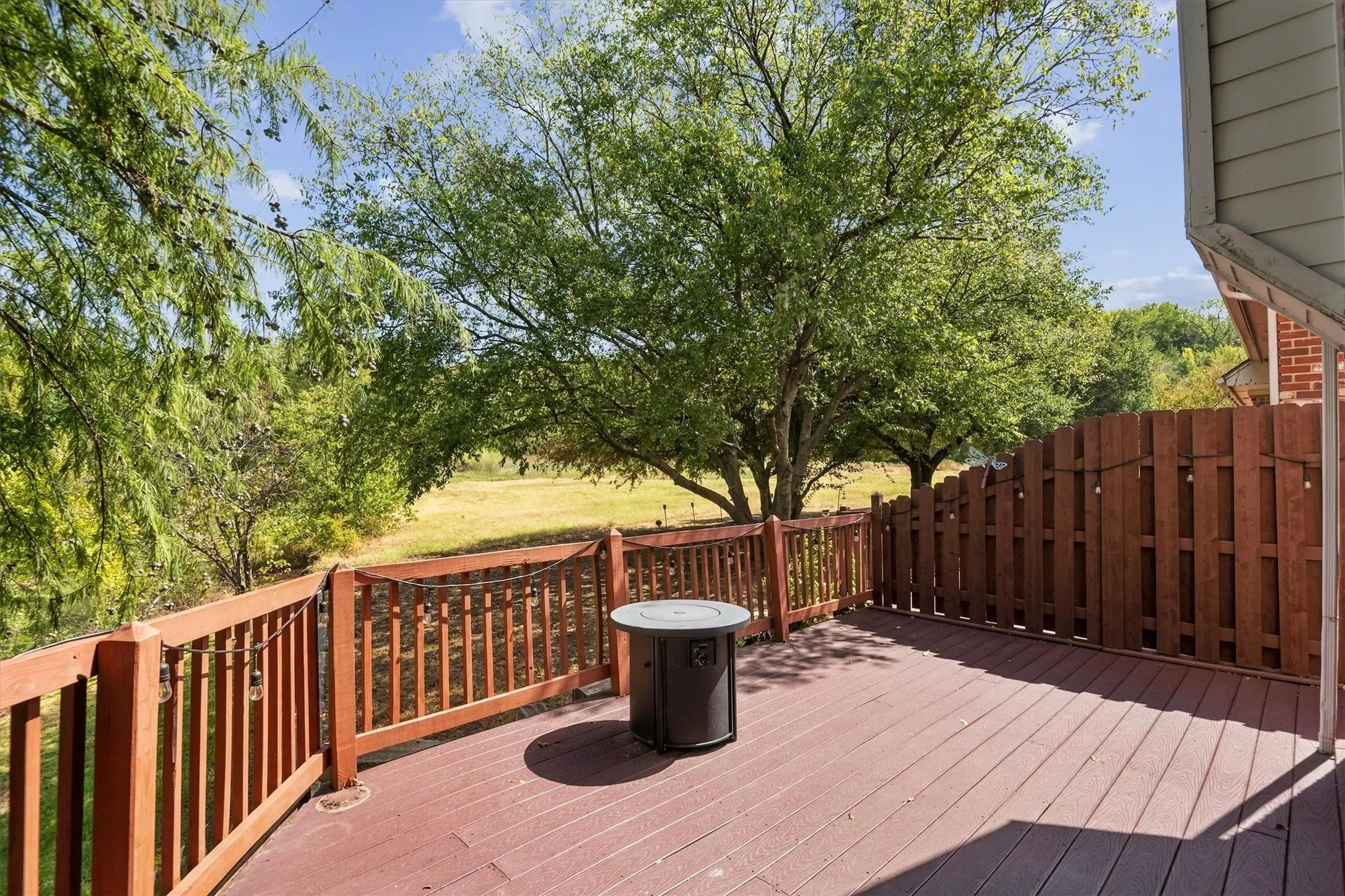 Single Family Residence For Sale in Tarrant County , 529 Loch N Green Trail, Arlington, Texas 76012, 2 Bedroom, 3 Bathroom, 2 Garage spaces, 1,919 Sqft, built in 1994, mls#21392558, Real Estate Agent in Arlington, Homes For Sale in Tarrant county, Homes For Sale in Arlington, Realtor in Arlington Texas, Real Estate Brokerage Independent Realty Texas, Luminita Cordes Realtor