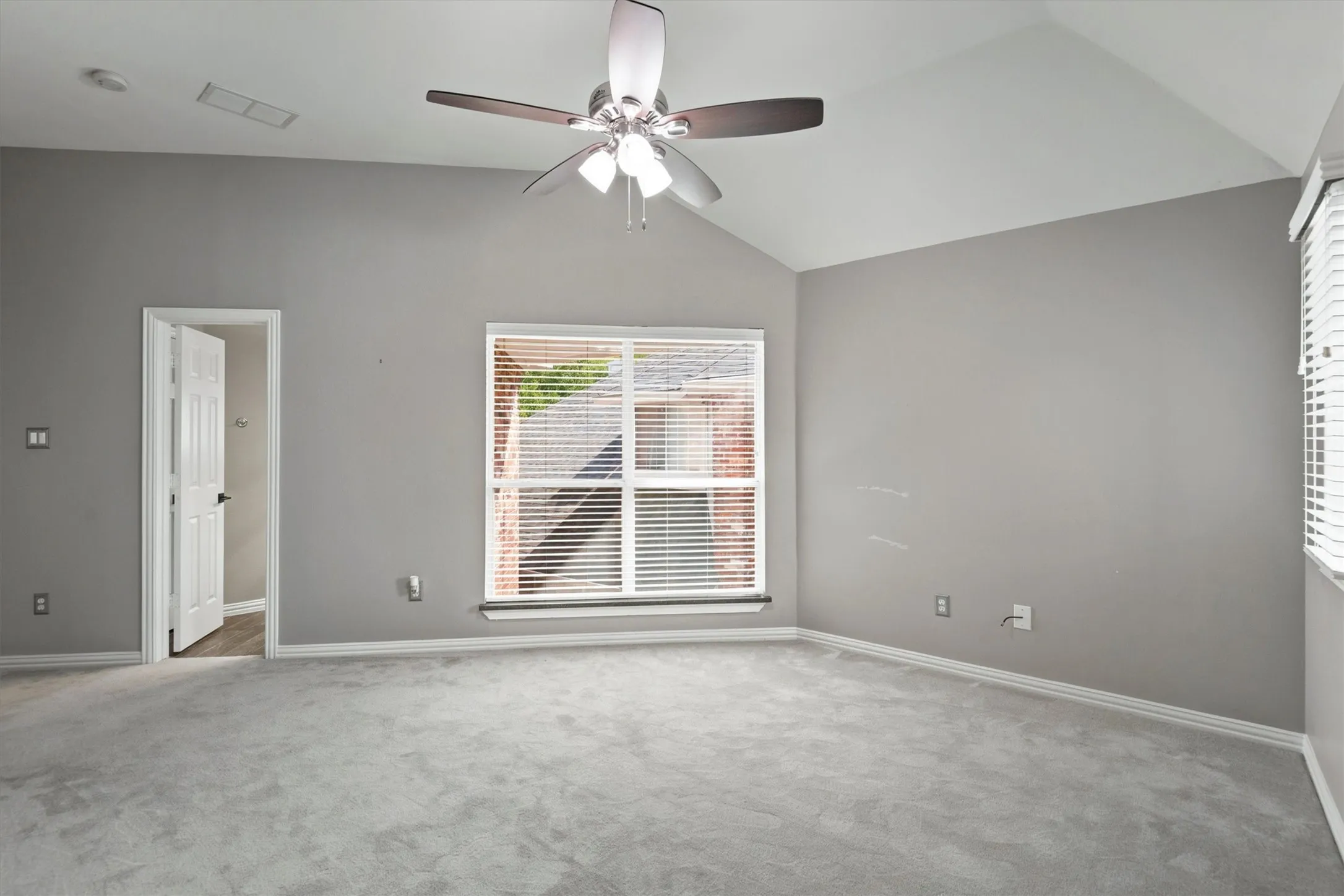 Single Family Residence For Sale in Tarrant County , 529 Loch N Green Trail, Arlington, Texas 76012, 2 Bedroom, 3 Bathroom, 2 Garage spaces, 1,919 Sqft, built in 1994, mls#21392558, Real Estate Agent in Arlington, Homes For Sale in Tarrant county, Homes For Sale in Arlington, Realtor in Arlington Texas, Real Estate Brokerage Independent Realty Texas, Luminita Cordes Realtor