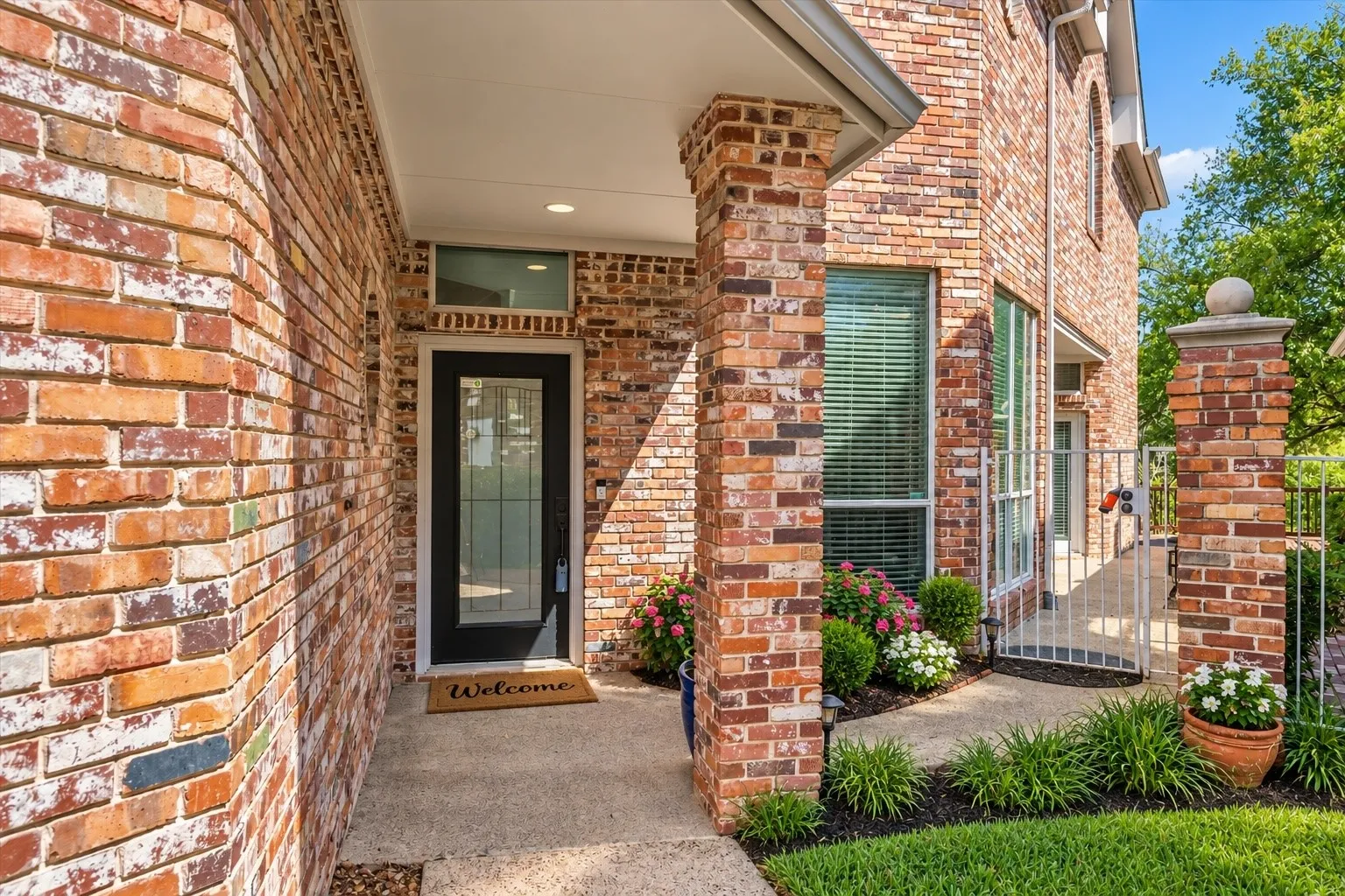 Single Family Residence For Sale in Tarrant County , 529 Loch N Green Trail, Arlington, Texas 76012, 2 Bedroom, 3 Bathroom, 2 Garage spaces, 1,919 Sqft, built in 1994, mls#21392558, Real Estate Agent in Arlington, Homes For Sale in Tarrant county, Homes For Sale in Arlington, Realtor in Arlington Texas, Real Estate Brokerage Independent Realty Texas, Luminita Cordes Realtor