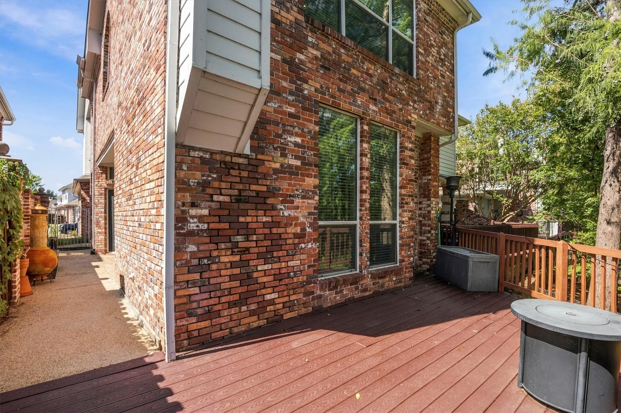 Single Family Residence For Sale in Tarrant County , 529 Loch N Green Trail, Arlington, Texas 76012, 2 Bedroom, 3 Bathroom, 2 Garage spaces, 1,919 Sqft, built in 1994, mls#21392558, Real Estate Agent in Arlington, Homes For Sale in Tarrant county, Homes For Sale in Arlington, Realtor in Arlington Texas, Real Estate Brokerage Independent Realty Texas, Luminita Cordes Realtor