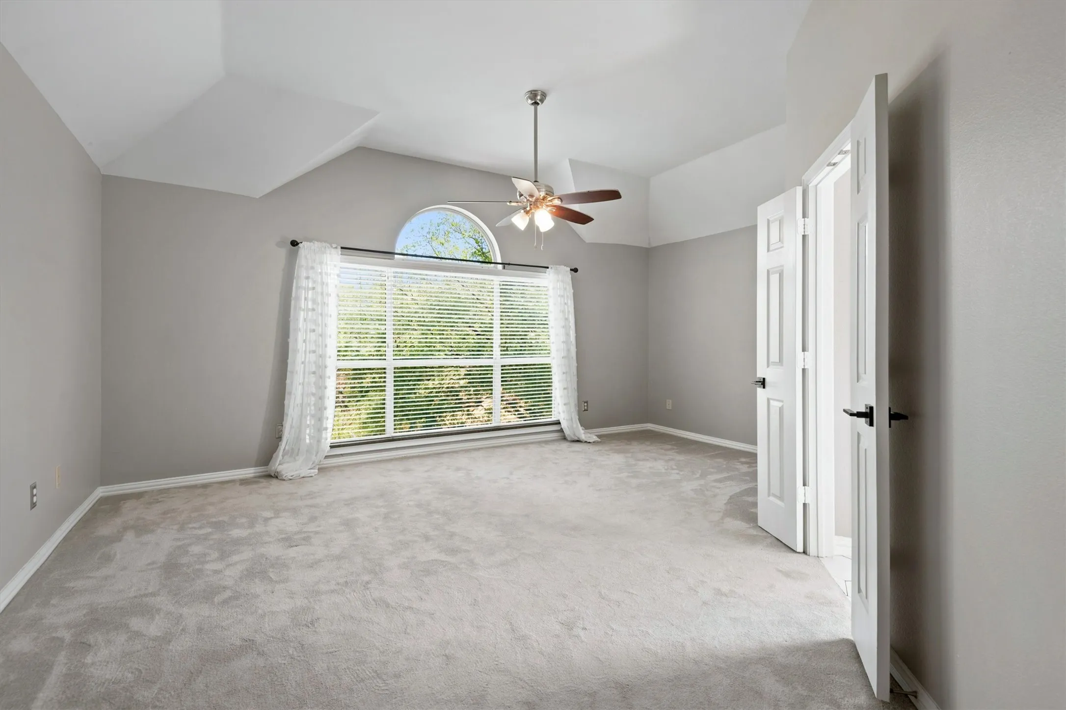 Single Family Residence For Sale in Tarrant County , 529 Loch N Green Trail, Arlington, Texas 76012, 2 Bedroom, 3 Bathroom, 2 Garage spaces, 1,919 Sqft, built in 1994, mls#21392558, Real Estate Agent in Arlington, Homes For Sale in Tarrant county, Homes For Sale in Arlington, Realtor in Arlington Texas, Real Estate Brokerage Independent Realty Texas, Luminita Cordes Realtor