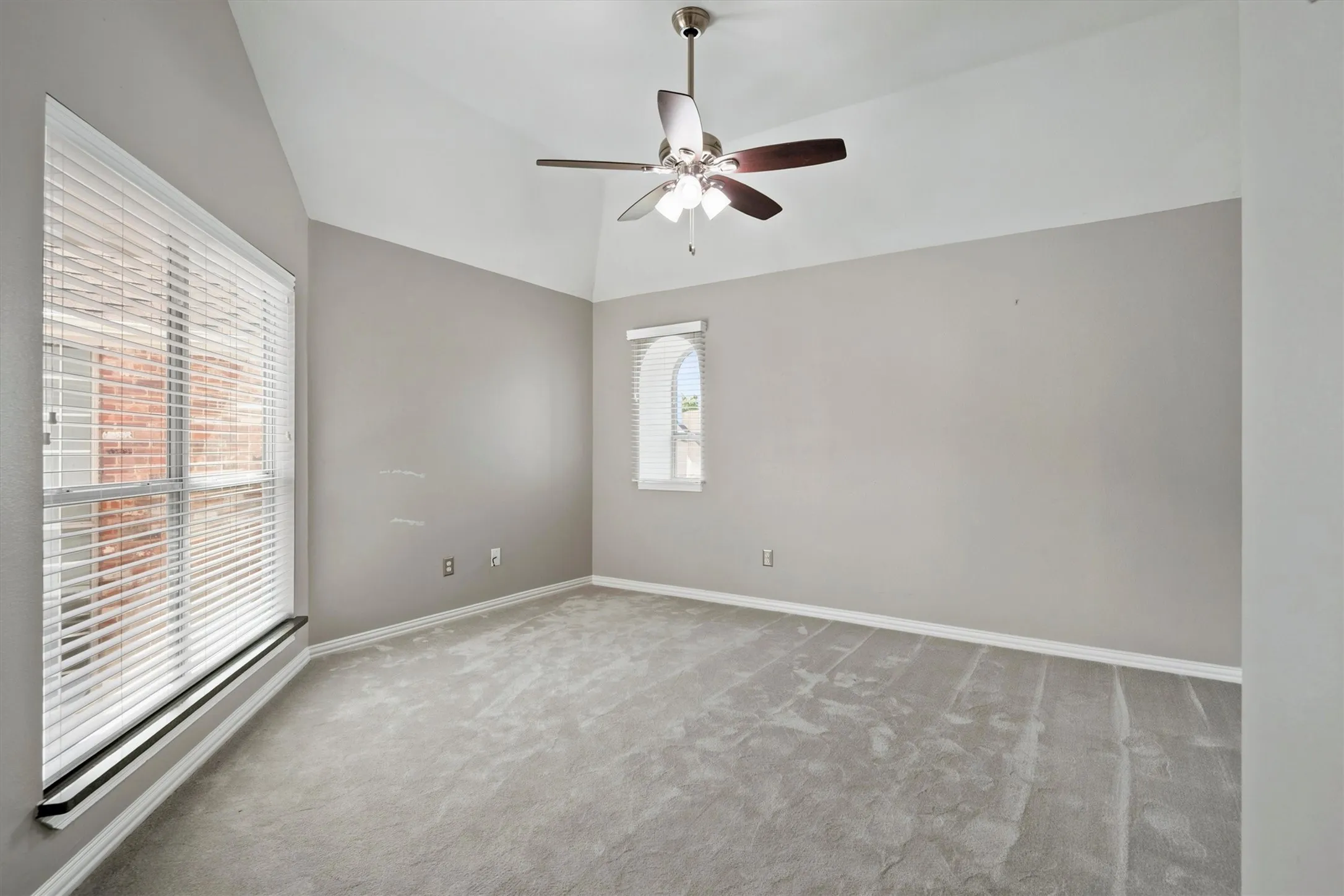 Single Family Residence For Sale in Tarrant County , 529 Loch N Green Trail, Arlington, Texas 76012, 2 Bedroom, 3 Bathroom, 2 Garage spaces, 1,919 Sqft, built in 1994, mls#21392558, Real Estate Agent in Arlington, Homes For Sale in Tarrant county, Homes For Sale in Arlington, Realtor in Arlington Texas, Real Estate Brokerage Independent Realty Texas, Luminita Cordes Realtor