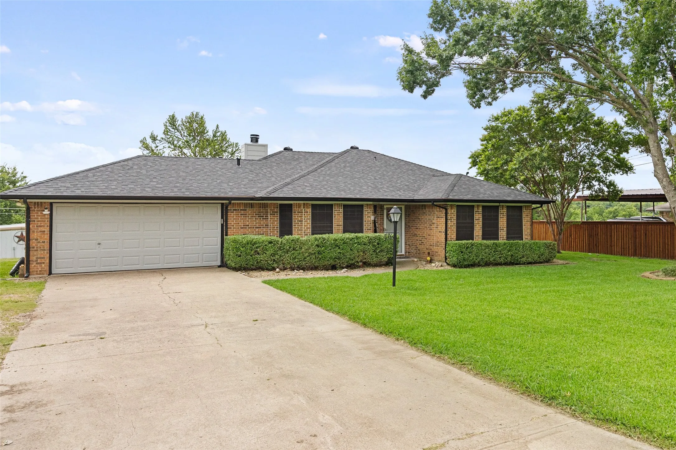 Single Family Residence For Sale in Kaufman County , 116 Willow lake Lane, Crandall, Texas 75114, 3 Bedroom, 2 Bathroom, 2 Garage spaces, 1,413 Sqft, built in 1985, mls#21393523, Real Estate Agent in Crandall, Homes For Sale in Kaufman county, Homes For Sale in Crandall, Realtor in Crandall Texas, Real Estate Brokerage Independent Realty Texas, Luminita Cordes Realtor