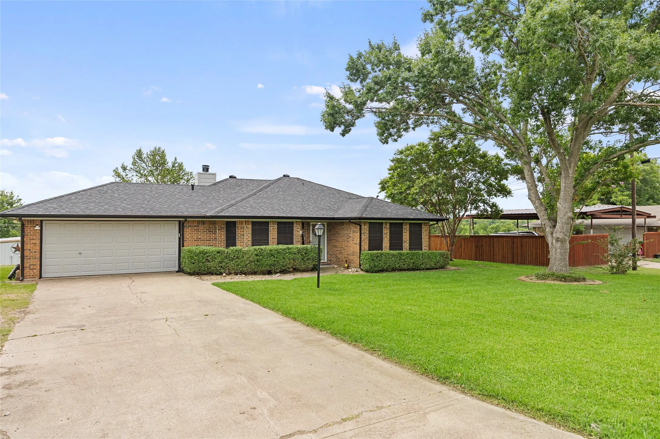 Single Family Residence For Sale in Kaufman County , 116 Willow lake Lane, Crandall, Texas 75114, 3 Bedroom, 2 Bathroom, 2 Garage spaces, 1,413 Sqft, built in 1985, mls#21393523, Real Estate Agent in Crandall, Homes For Sale in Kaufman county, Homes For Sale in Crandall, Realtor in Crandall Texas, Real Estate Brokerage Independent Realty Texas, Luminita Cordes Realtor