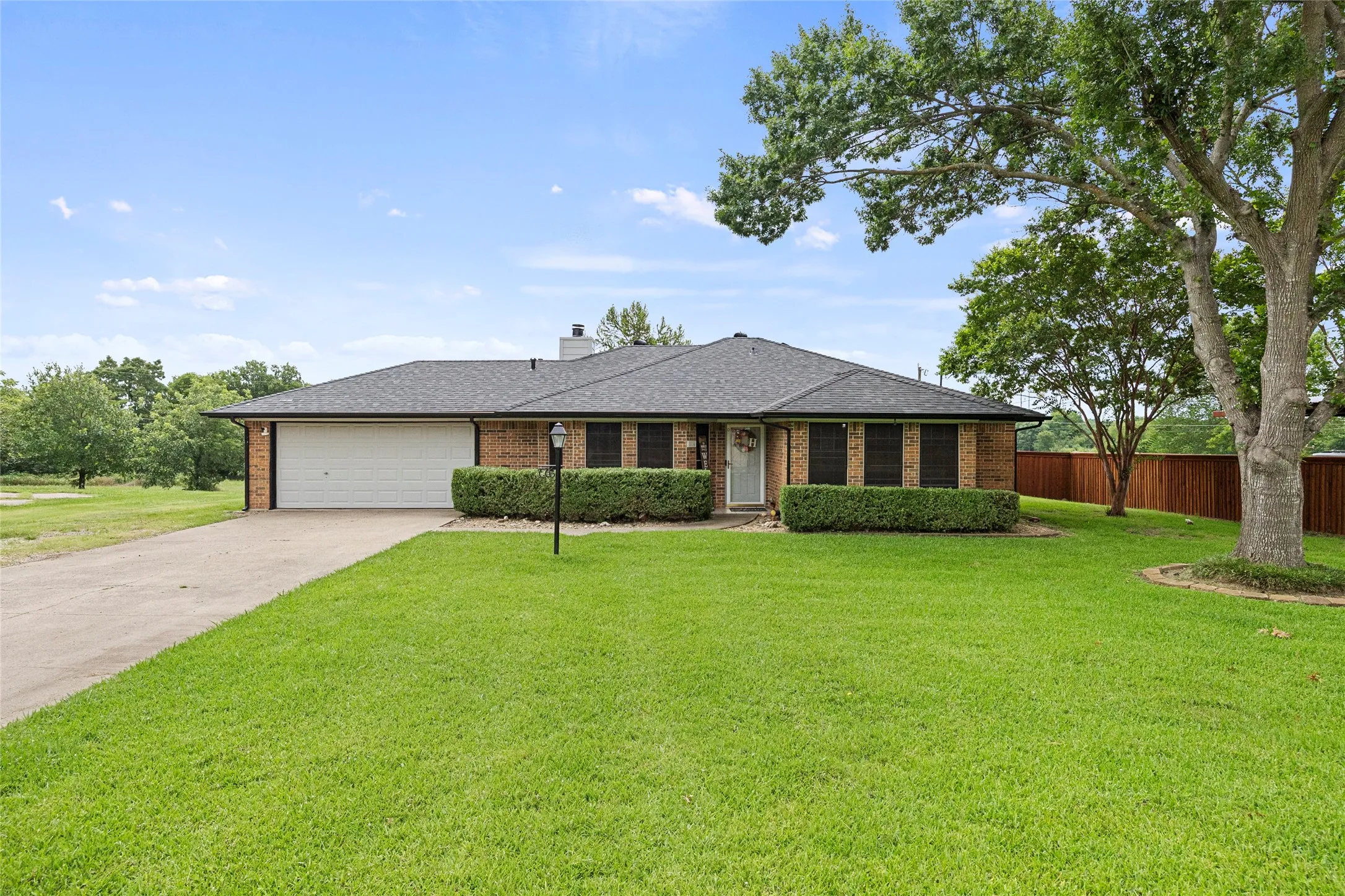 Single Family Residence For Sale in Kaufman County , 116 Willow lake Lane, Crandall, Texas 75114, 3 Bedroom, 2 Bathroom, 2 Garage spaces, 1,413 Sqft, built in 1985, mls#21393523, Real Estate Agent in Crandall, Homes For Sale in Kaufman county, Homes For Sale in Crandall, Realtor in Crandall Texas, Real Estate Brokerage Independent Realty Texas, Luminita Cordes Realtor