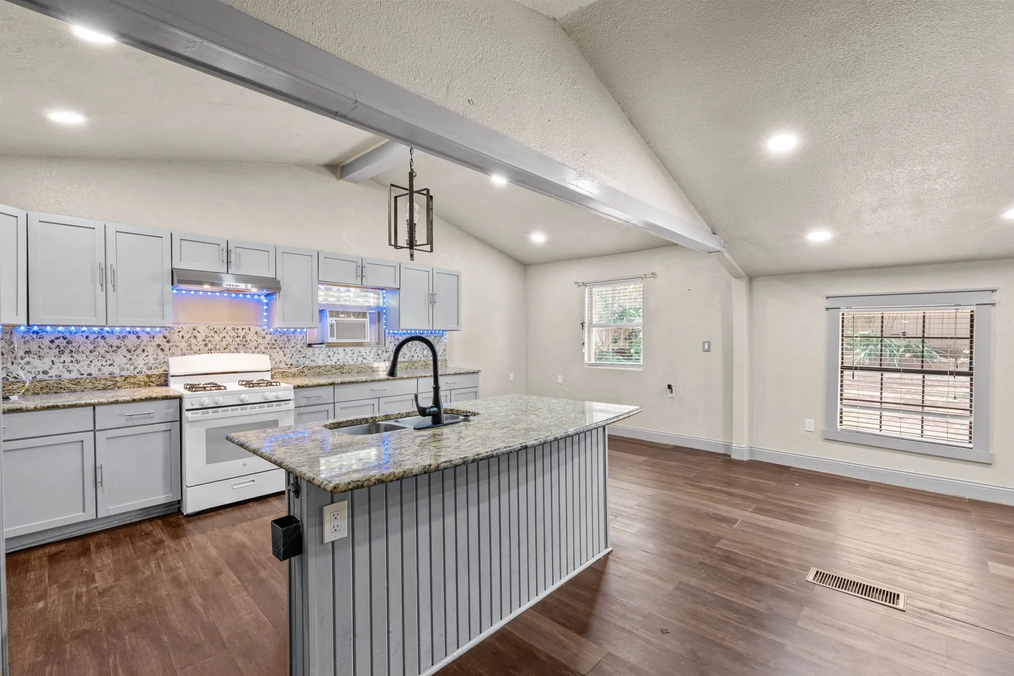Single Family Residence For Sale in Palo Pinto County , 602 SE 18th Street, Mineral Wells, Texas 76067, 3 Bedroom, 1 Bathroom, Garage spaces, 1,602 Sqft, built in 1950, mls#21389832, Real Estate Agent in Mineral Wells, Homes For Sale in Palo Pinto county, Homes For Sale in Mineral Wells, Realtor in Mineral Wells Texas, Real Estate Brokerage Independent Realty Texas, Luminita Cordes Realtor