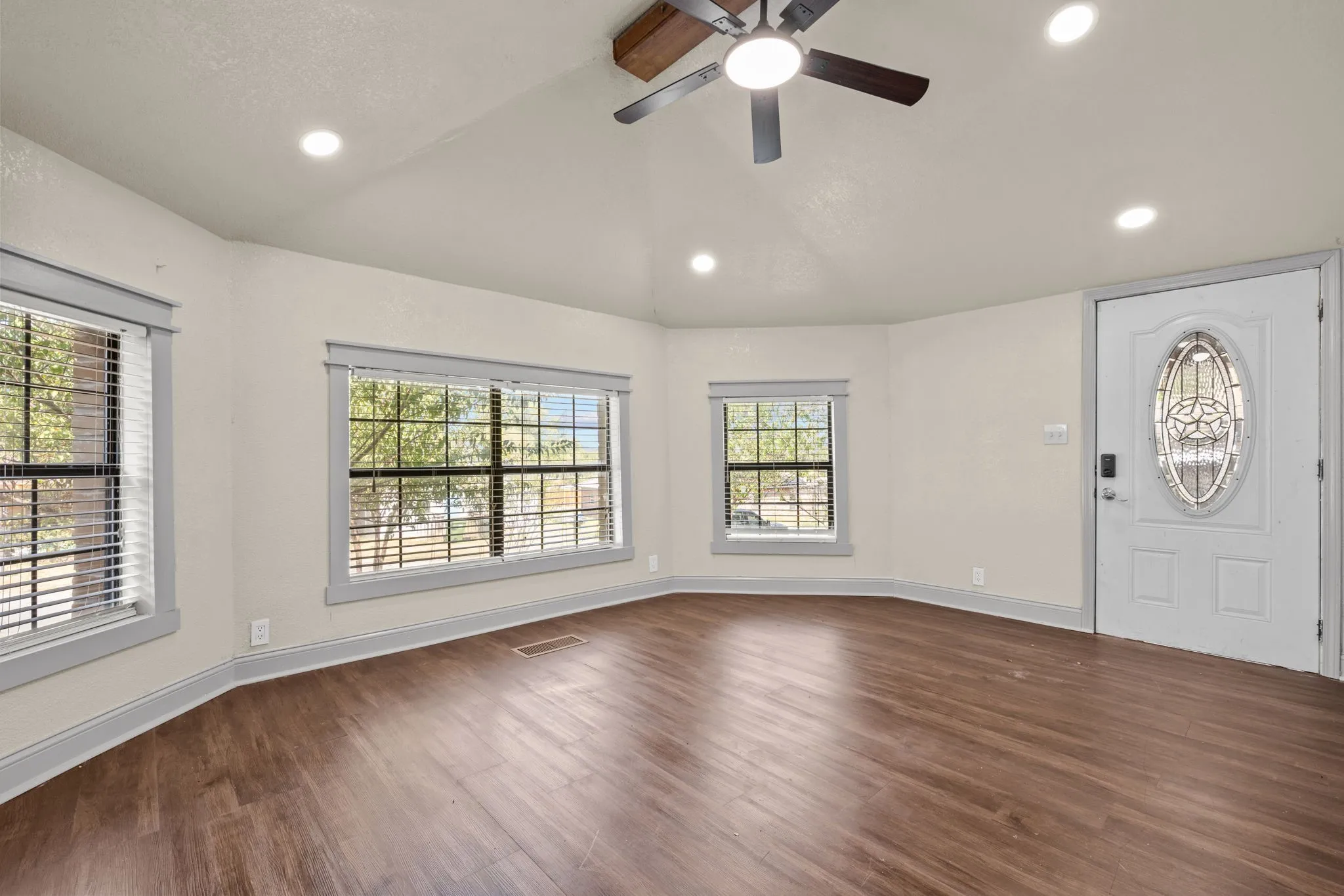 Single Family Residence For Sale in Palo Pinto County , 602 SE 18th Street, Mineral Wells, Texas 76067, 3 Bedroom, 1 Bathroom, Garage spaces, 1,602 Sqft, built in 1950, mls#21389832, Real Estate Agent in Mineral Wells, Homes For Sale in Palo Pinto county, Homes For Sale in Mineral Wells, Realtor in Mineral Wells Texas, Real Estate Brokerage Independent Realty Texas, Luminita Cordes Realtor