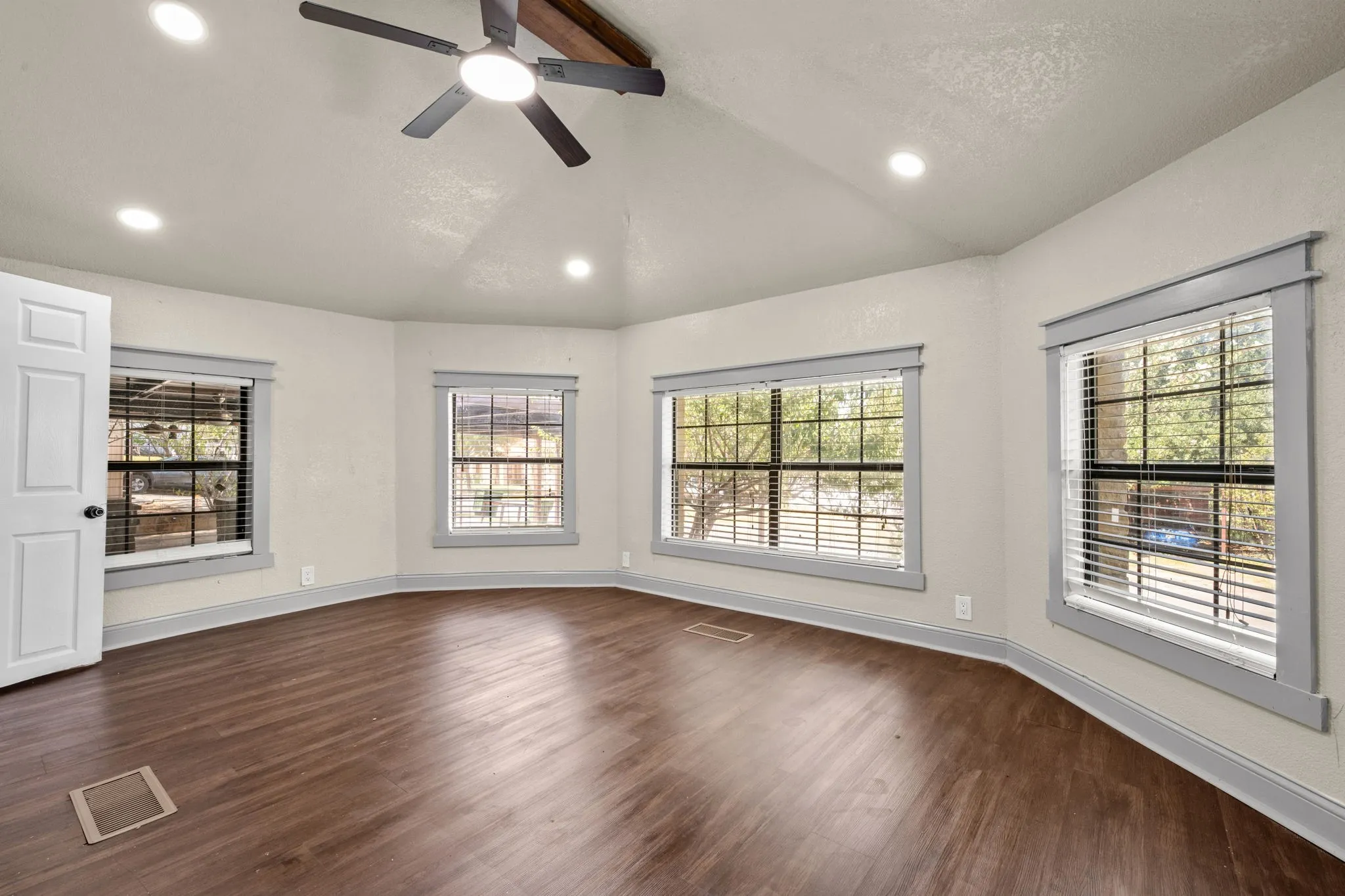 Single Family Residence For Sale in Palo Pinto County , 602 SE 18th Street, Mineral Wells, Texas 76067, 3 Bedroom, 1 Bathroom, Garage spaces, 1,602 Sqft, built in 1950, mls#21389832, Real Estate Agent in Mineral Wells, Homes For Sale in Palo Pinto county, Homes For Sale in Mineral Wells, Realtor in Mineral Wells Texas, Real Estate Brokerage Independent Realty Texas, Luminita Cordes Realtor