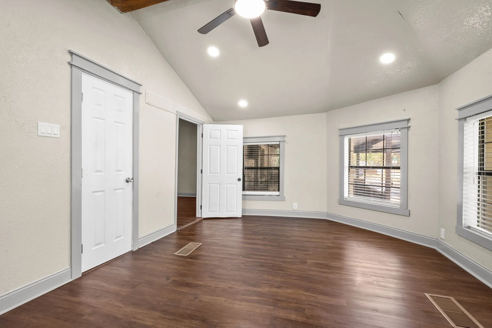 Single Family Residence For Sale in Palo Pinto County , 602 SE 18th Street, Mineral Wells, Texas 76067, 3 Bedroom, 1 Bathroom, Garage spaces, 1,602 Sqft, built in 1950, mls#21389832, Real Estate Agent in Mineral Wells, Homes For Sale in Palo Pinto county, Homes For Sale in Mineral Wells, Realtor in Mineral Wells Texas, Real Estate Brokerage Independent Realty Texas, Luminita Cordes Realtor