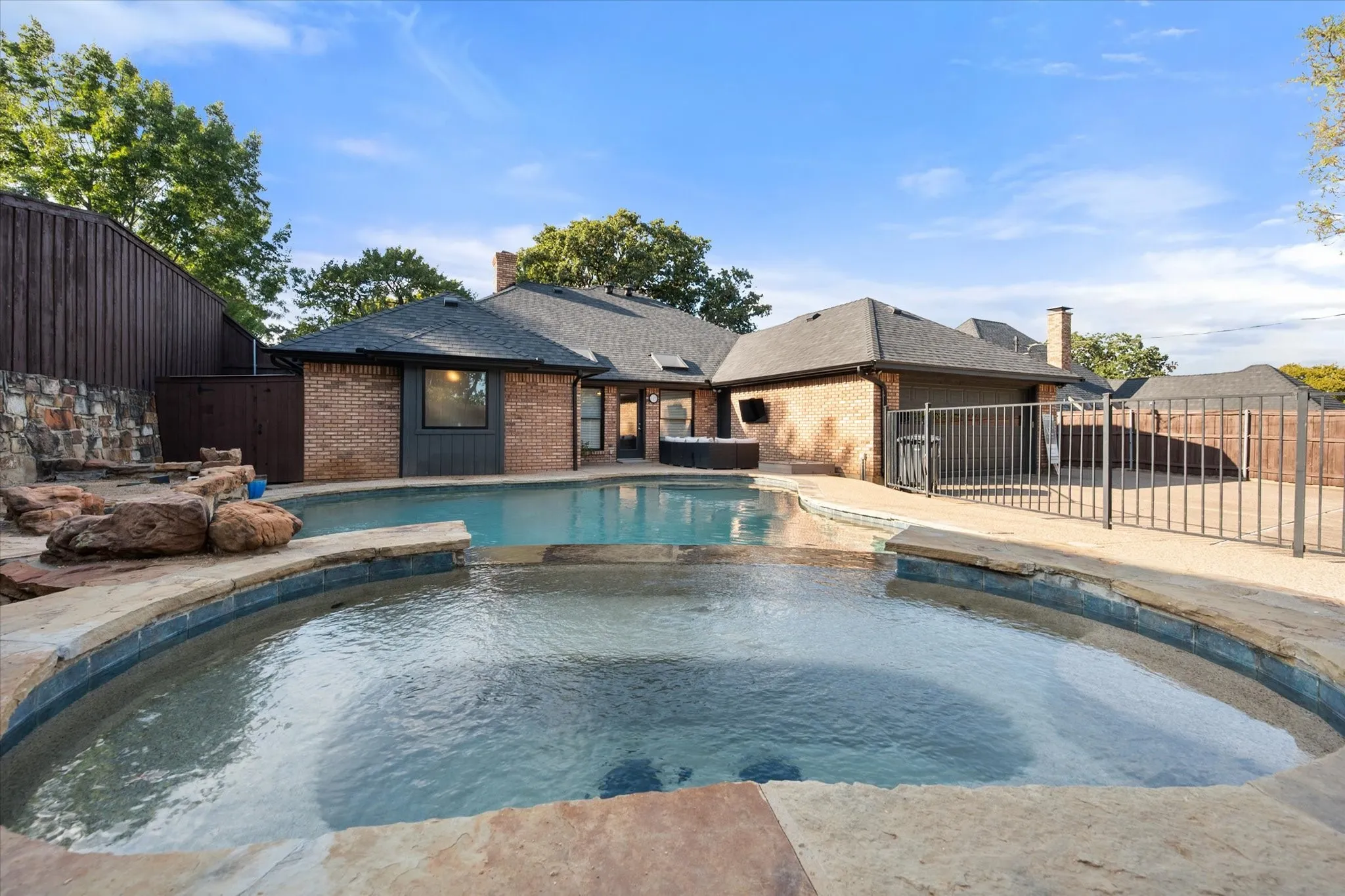Single Family Residence For Sale in Tarrant County , 4909 Rockford Court, Arlington, Texas 76017, 3 Bedroom, 2 Bathroom, 2 Garage spaces, 2,009 Sqft, built in 1985, mls#21383684, Real Estate Agent in Arlington, Homes For Sale in Tarrant county, Homes For Sale in Arlington, Realtor in Arlington Texas, Real Estate Brokerage Independent Realty Texas, Luminita Cordes Realtor
