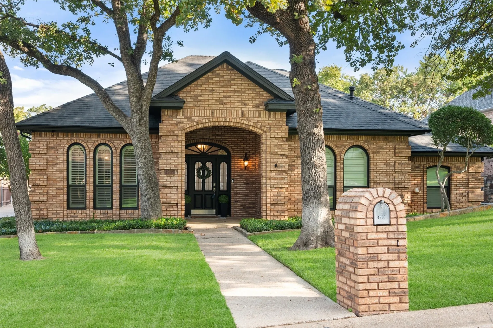 Single Family Residence For Sale in Tarrant County , 4909 Rockford Court, Arlington, Texas 76017, 3 Bedroom, 2 Bathroom, 2 Garage spaces, 2,009 Sqft, built in 1985, mls#21383684, Real Estate Agent in Arlington, Homes For Sale in Tarrant county, Homes For Sale in Arlington, Realtor in Arlington Texas, Real Estate Brokerage Independent Realty Texas, Luminita Cordes Realtor