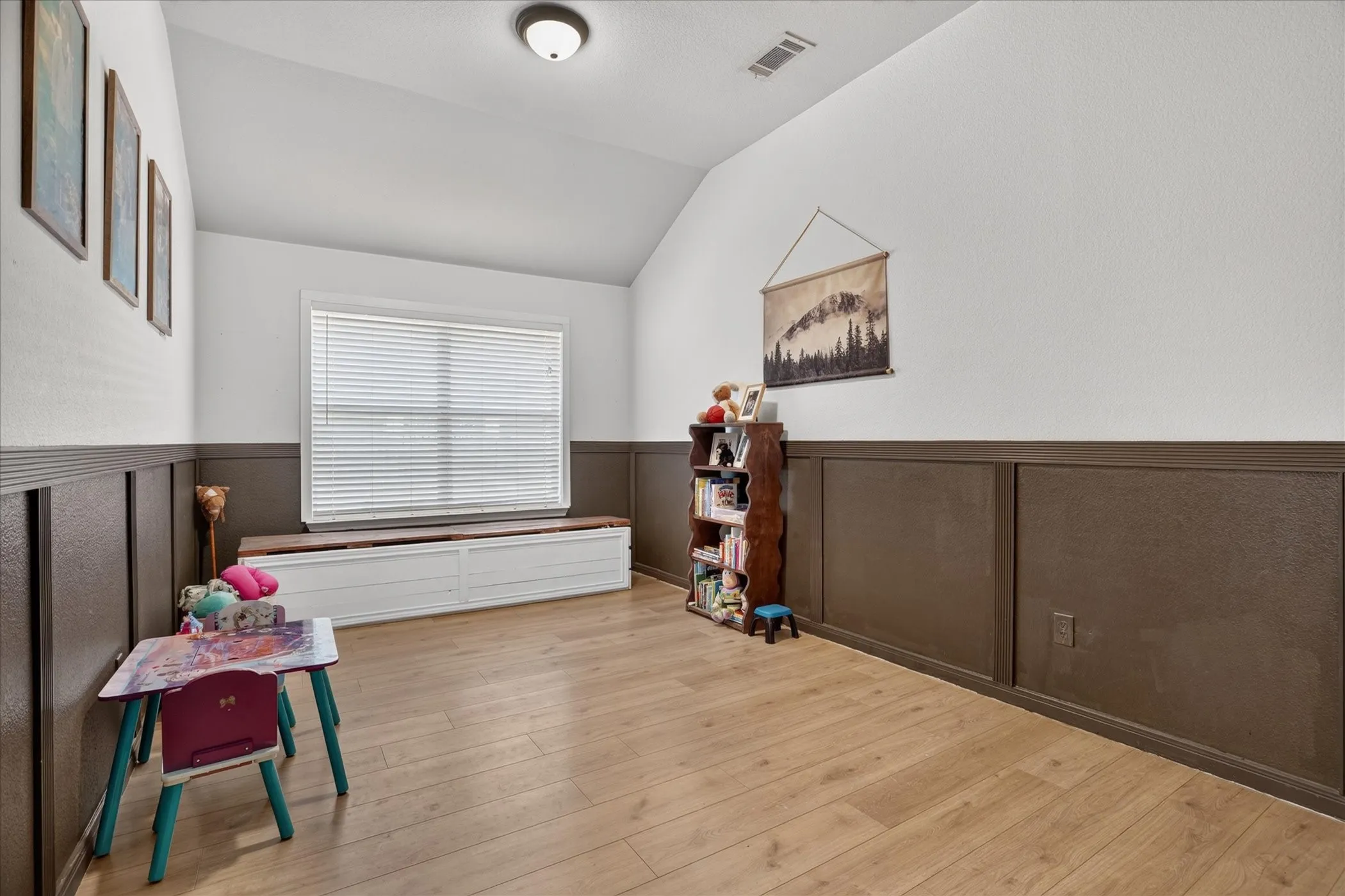 Single Family Residence For Sale in Parker County , 237 Wellington Trail, Weatherford, Texas 76085, 3 Bedroom, 2 Bathroom, 2 Garage spaces, 1,760 Sqft, built in 2007, mls#21393535, Real Estate Agent in Weatherford, Homes For Sale in Parker county, Homes For Sale in Weatherford, Realtor in Weatherford Texas, Real Estate Brokerage Independent Realty Texas, Luminita Cordes Realtor