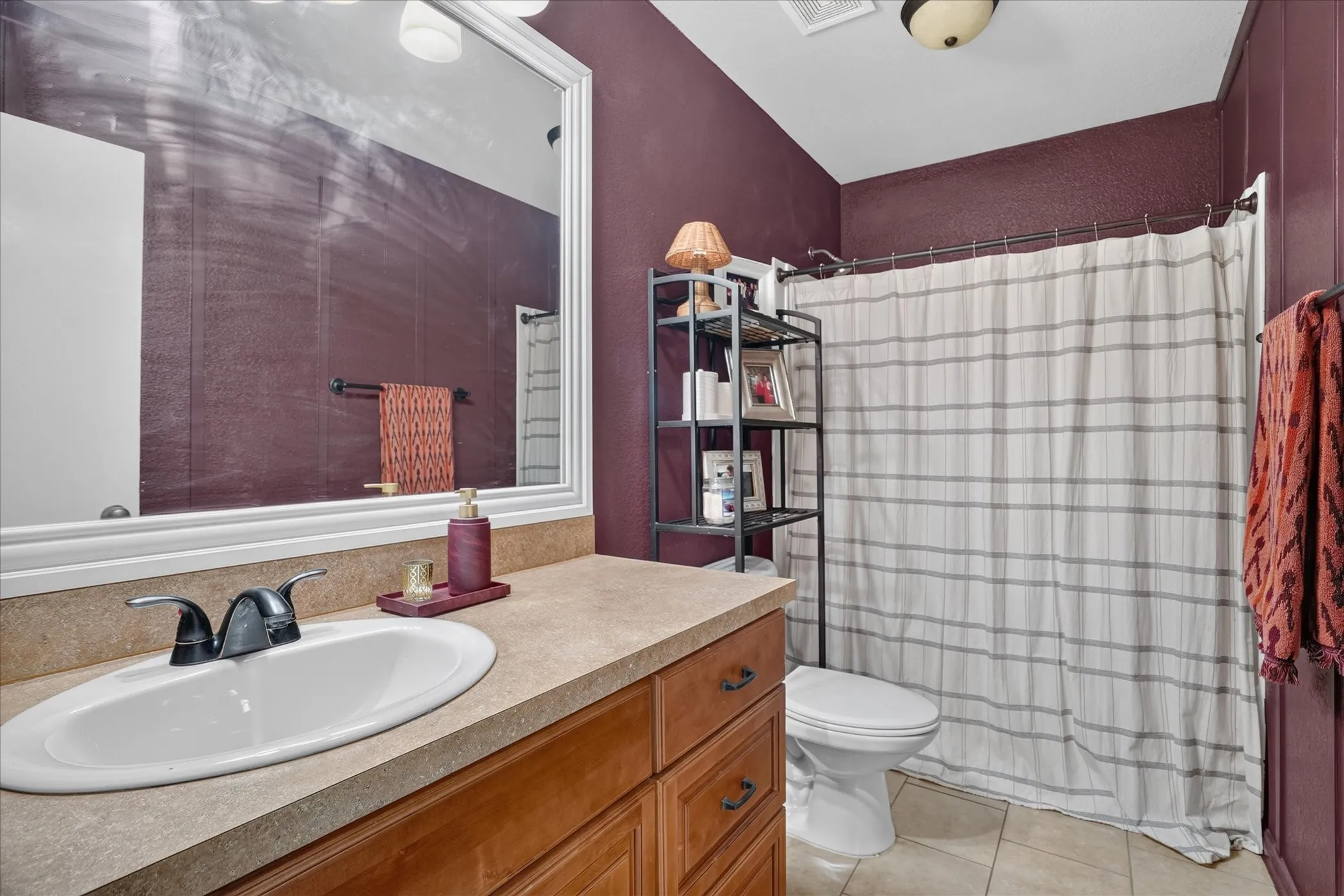 Single Family Residence For Sale in Parker County , 237 Wellington Trail, Weatherford, Texas 76085, 3 Bedroom, 2 Bathroom, 2 Garage spaces, 1,760 Sqft, built in 2007, mls#21393535, Real Estate Agent in Weatherford, Homes For Sale in Parker county, Homes For Sale in Weatherford, Realtor in Weatherford Texas, Real Estate Brokerage Independent Realty Texas, Luminita Cordes Realtor