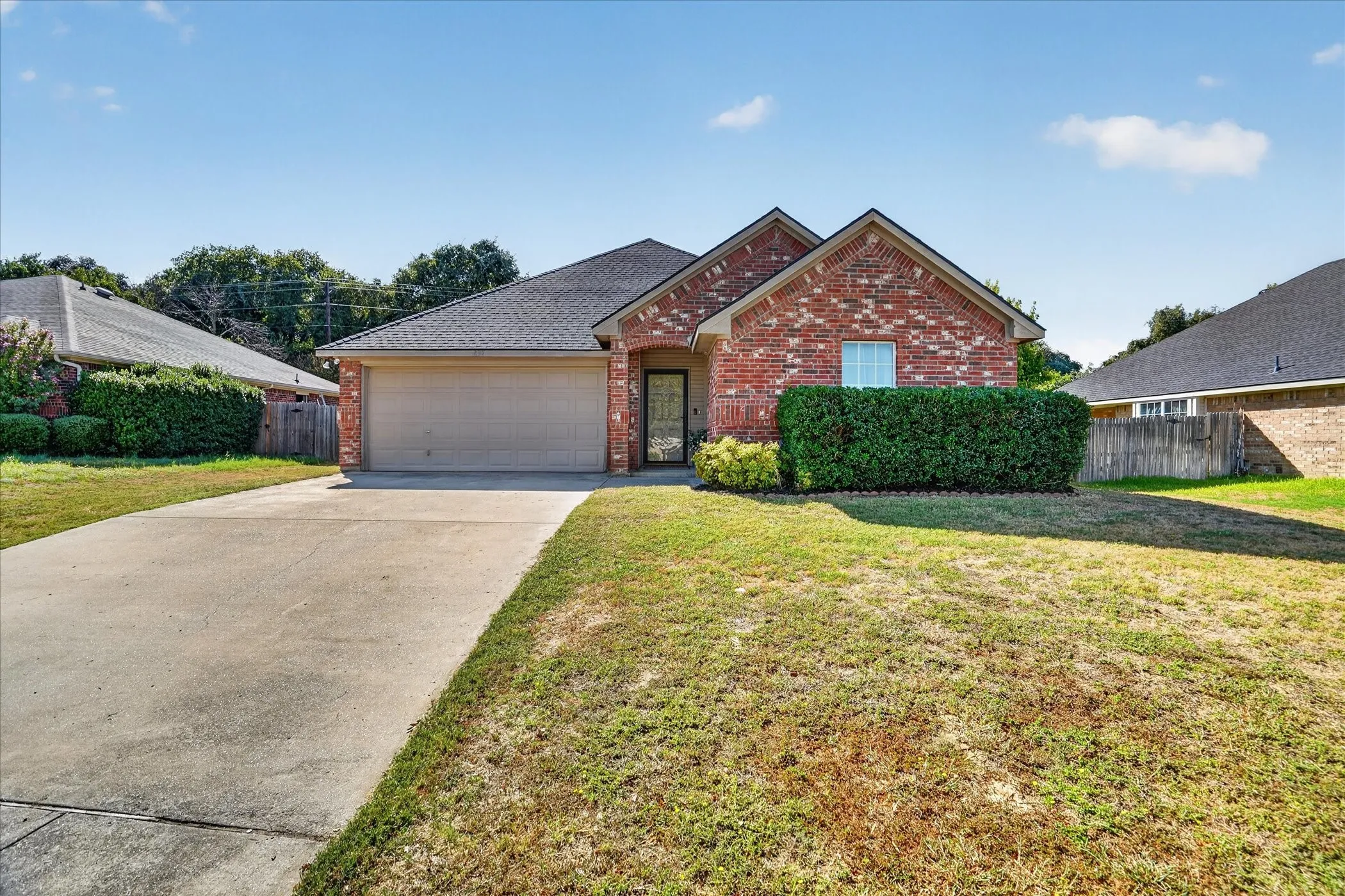 Single Family Residence For Sale in Parker County , 237 Wellington Trail, Weatherford, Texas 76085, 3 Bedroom, 2 Bathroom, 2 Garage spaces, 1,760 Sqft, built in 2007, mls#21393535, Real Estate Agent in Weatherford, Homes For Sale in Parker county, Homes For Sale in Weatherford, Realtor in Weatherford Texas, Real Estate Brokerage Independent Realty Texas, Luminita Cordes Realtor