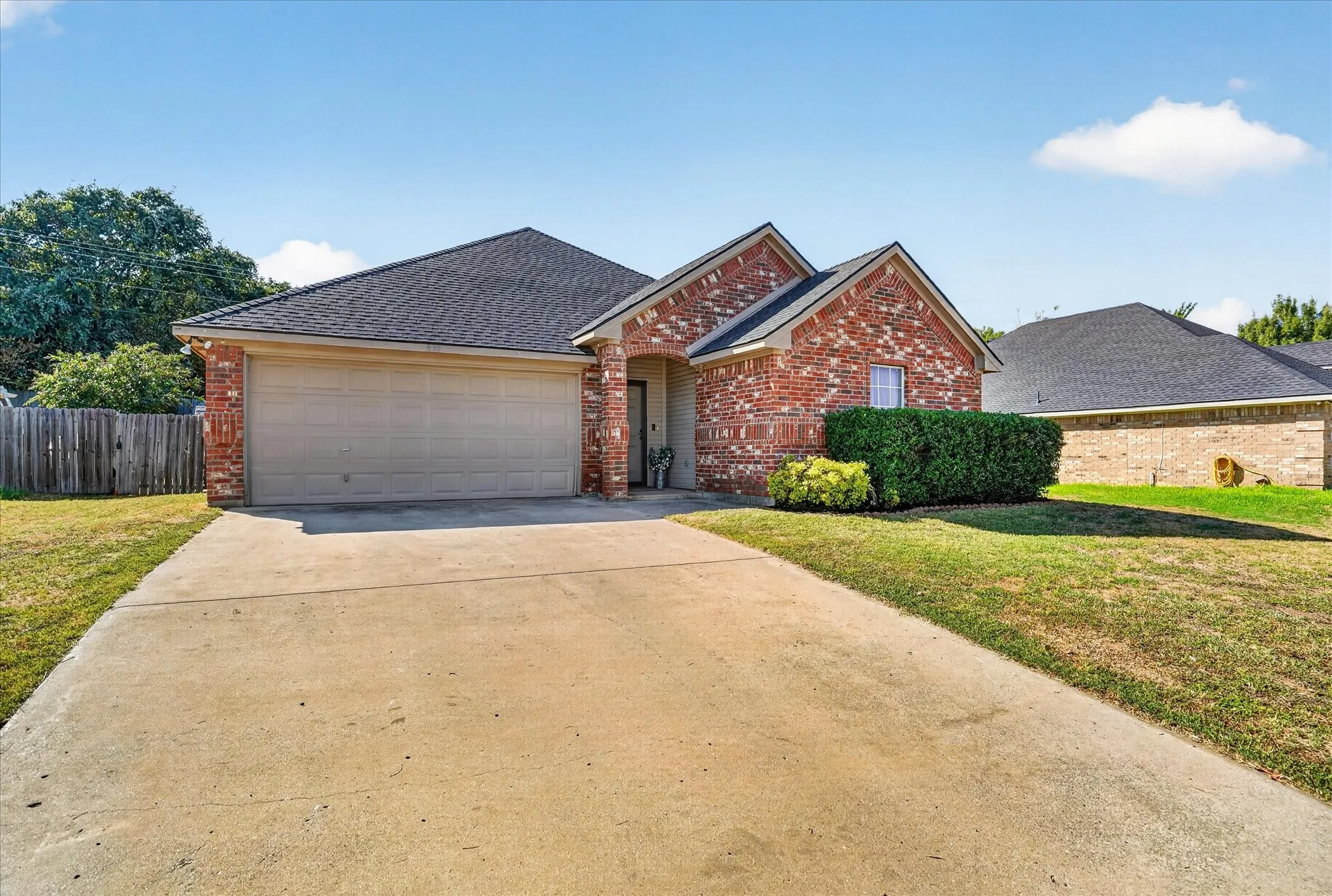 Single Family Residence For Sale in Parker County , 237 Wellington Trail, Weatherford, Texas 76085, 3 Bedroom, 2 Bathroom, 2 Garage spaces, 1,760 Sqft, built in 2007, mls#21393535, Real Estate Agent in Weatherford, Homes For Sale in Parker county, Homes For Sale in Weatherford, Realtor in Weatherford Texas, Real Estate Brokerage Independent Realty Texas, Luminita Cordes Realtor