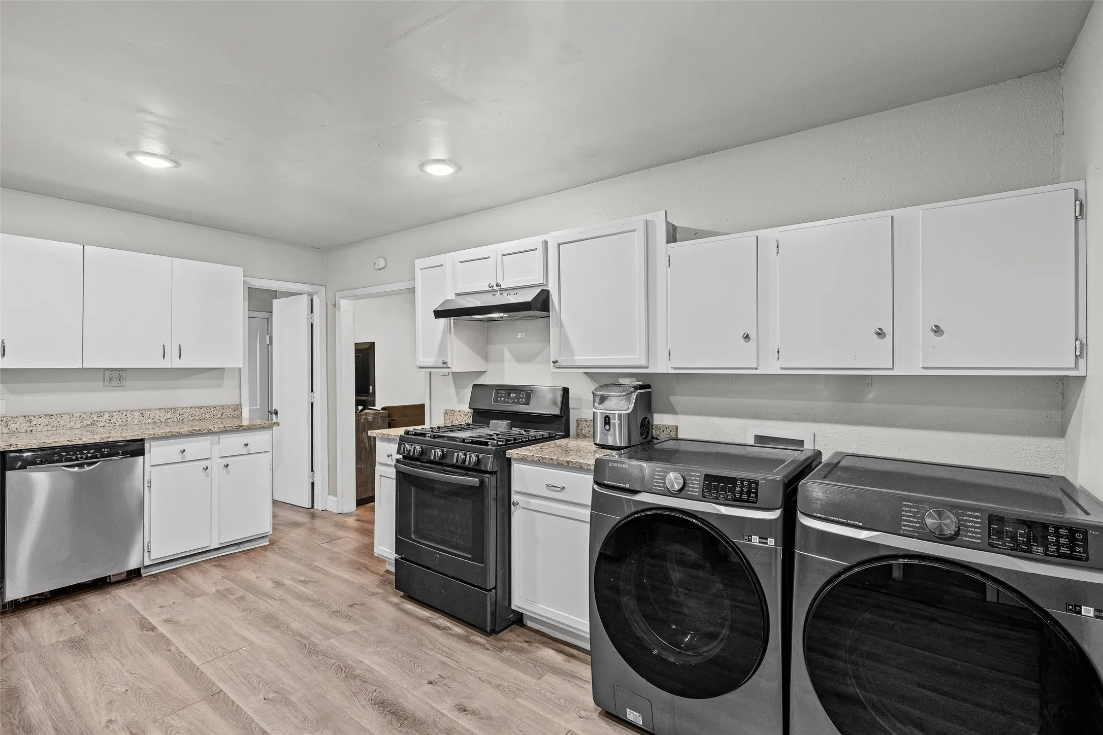 Single Family Residence For Sale in Tarrant County , 8311 Whitney Drive, White Settlement, Texas 76108, 3 Bedroom, 1 Bathroom, 1 Garage spaces, 1,193 Sqft, built in 1947, mls#21393541, Real Estate Agent in White Settlement, Homes For Sale in Tarrant county, Homes For Sale in White Settlement, Realtor in White Settlement Texas, Real Estate Brokerage Independent Realty Texas, Luminita Cordes Realtor