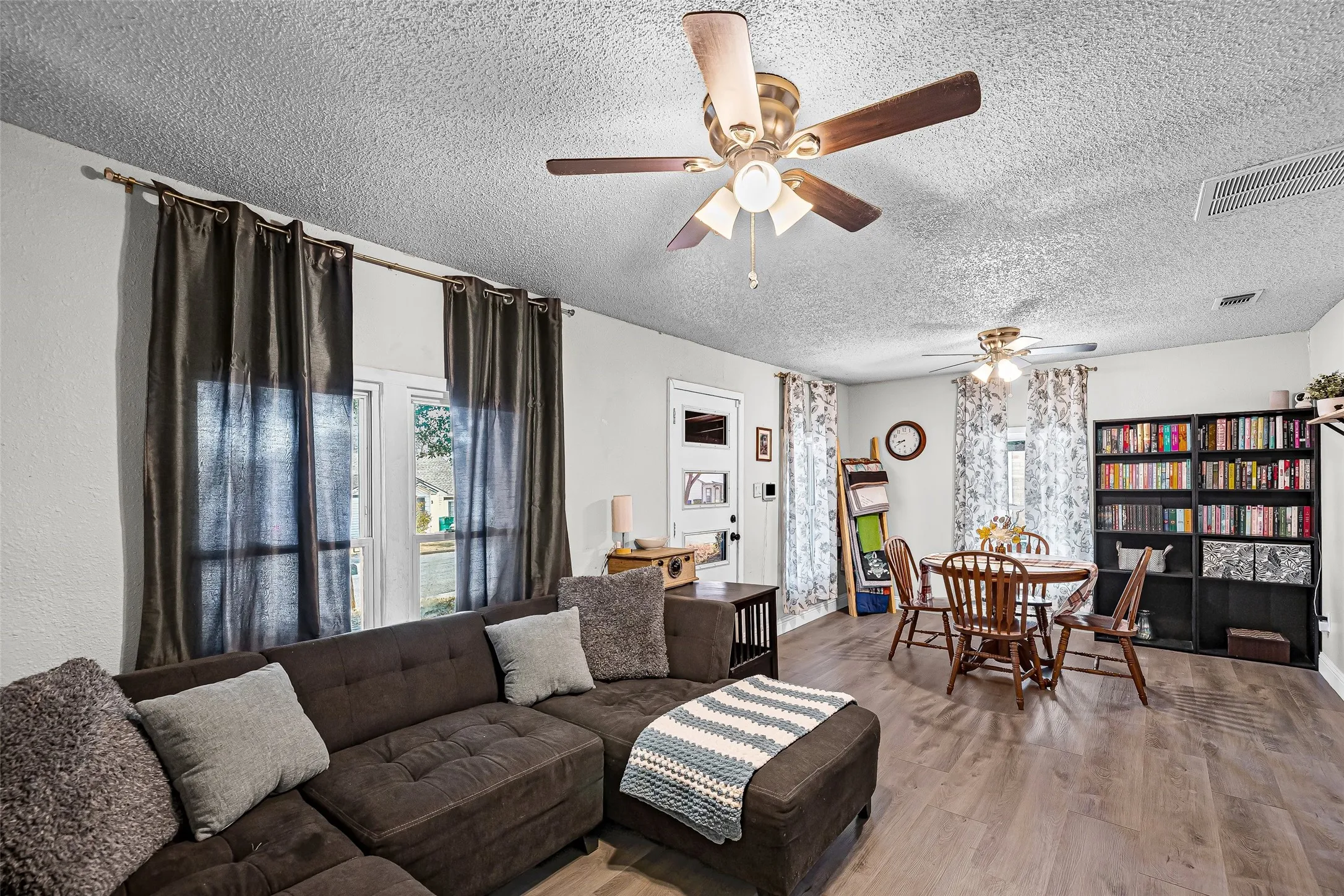 Single Family Residence For Sale in Tarrant County , 8311 Whitney Drive, White Settlement, Texas 76108, 3 Bedroom, 1 Bathroom, 1 Garage spaces, 1,193 Sqft, built in 1947, mls#21393541, Real Estate Agent in White Settlement, Homes For Sale in Tarrant county, Homes For Sale in White Settlement, Realtor in White Settlement Texas, Real Estate Brokerage Independent Realty Texas, Luminita Cordes Realtor