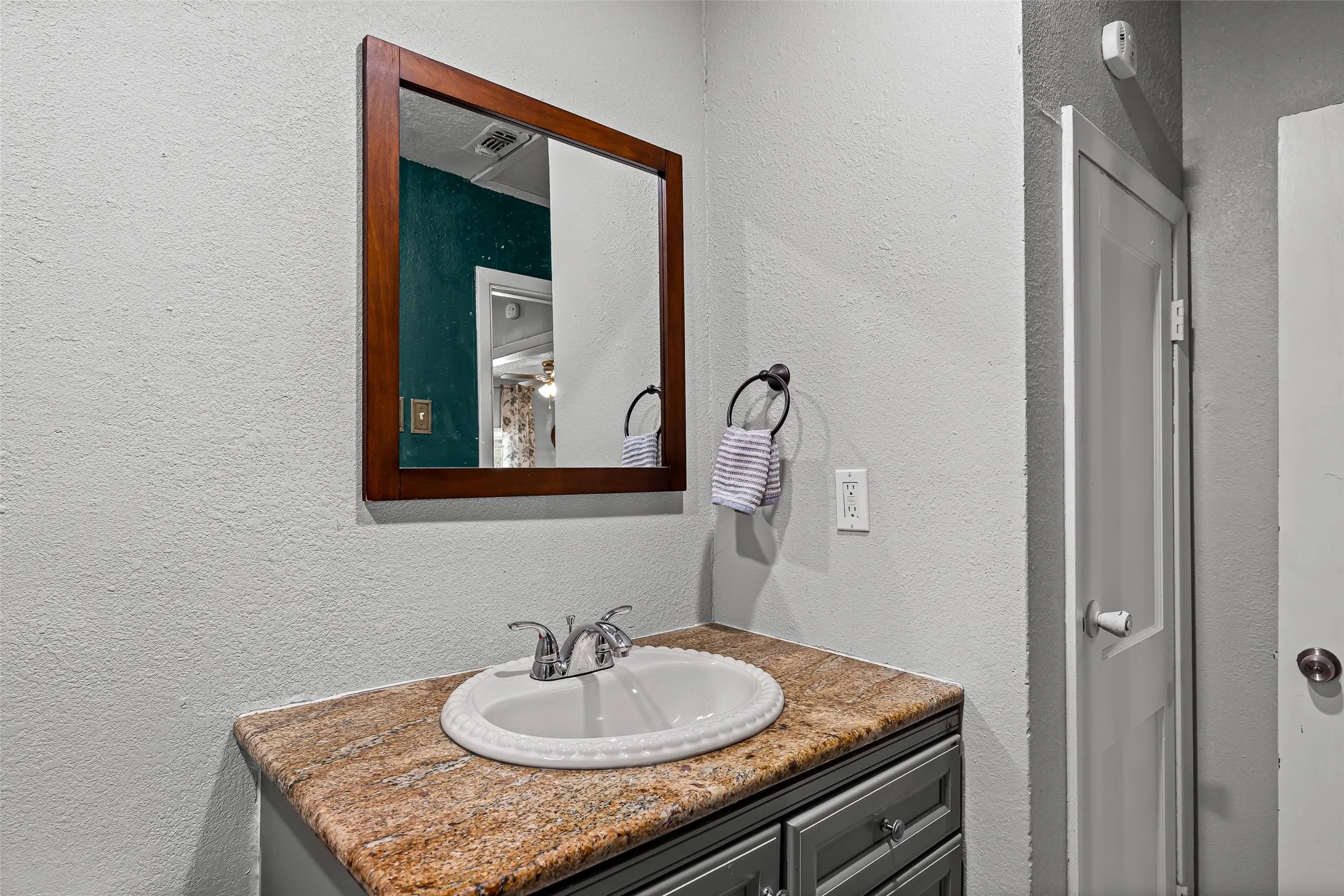 Single Family Residence For Sale in Tarrant County , 8311 Whitney Drive, White Settlement, Texas 76108, 3 Bedroom, 1 Bathroom, 1 Garage spaces, 1,193 Sqft, built in 1947, mls#21393541, Real Estate Agent in White Settlement, Homes For Sale in Tarrant county, Homes For Sale in White Settlement, Realtor in White Settlement Texas, Real Estate Brokerage Independent Realty Texas, Luminita Cordes Realtor