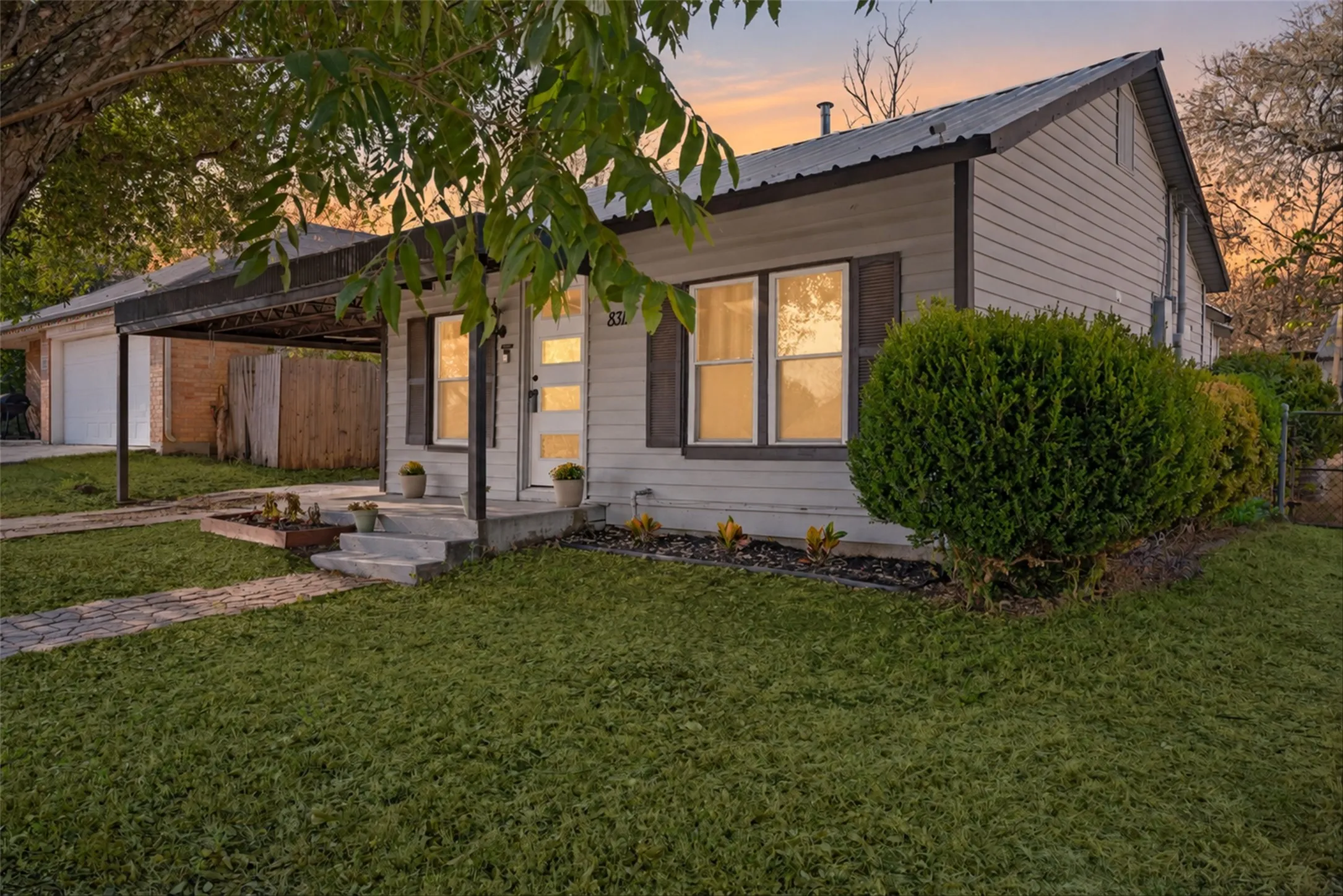 Single Family Residence For Sale in Tarrant County , 8311 Whitney Drive, White Settlement, Texas 76108, 3 Bedroom, 1 Bathroom, 1 Garage spaces, 1,193 Sqft, built in 1947, mls#21393541, Real Estate Agent in White Settlement, Homes For Sale in Tarrant county, Homes For Sale in White Settlement, Realtor in White Settlement Texas, Real Estate Brokerage Independent Realty Texas, Luminita Cordes Realtor
