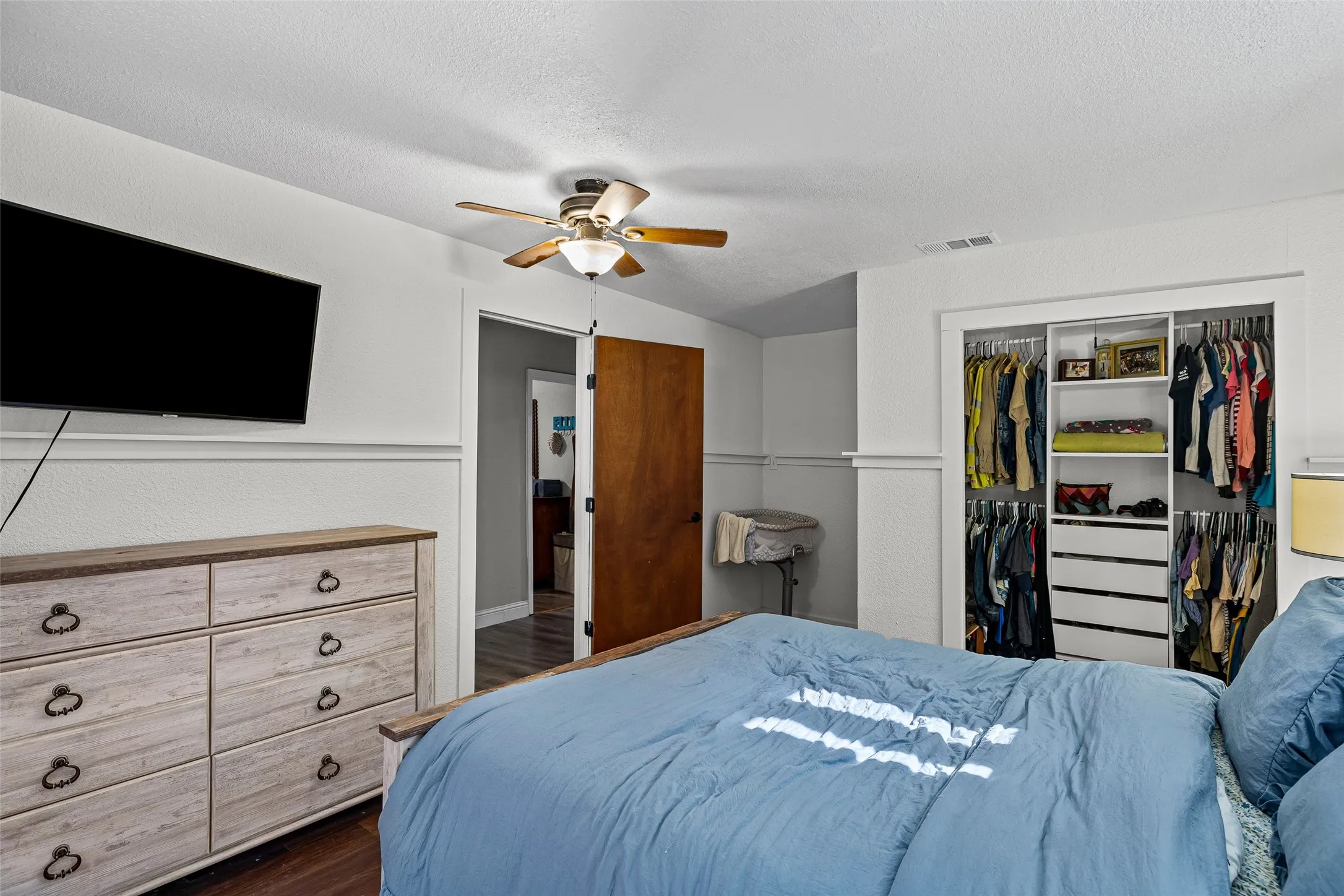 Single Family Residence For Sale in Tarrant County , 8311 Whitney Drive, White Settlement, Texas 76108, 3 Bedroom, 1 Bathroom, 1 Garage spaces, 1,193 Sqft, built in 1947, mls#21393541, Real Estate Agent in White Settlement, Homes For Sale in Tarrant county, Homes For Sale in White Settlement, Realtor in White Settlement Texas, Real Estate Brokerage Independent Realty Texas, Luminita Cordes Realtor