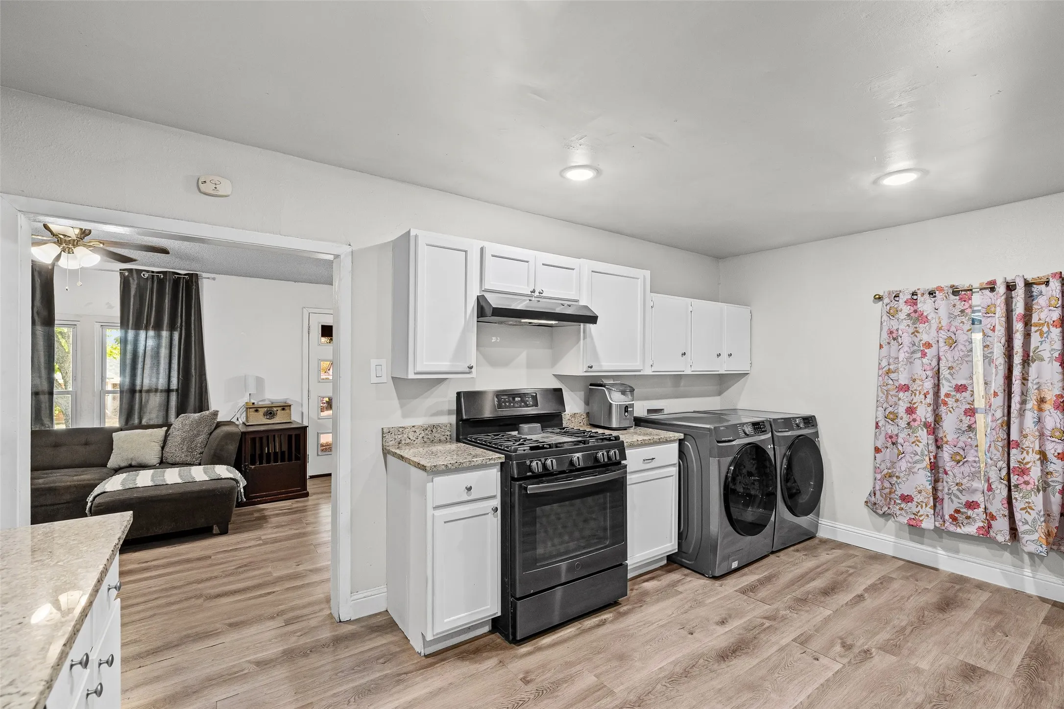 Single Family Residence For Sale in Tarrant County , 8311 Whitney Drive, White Settlement, Texas 76108, 3 Bedroom, 1 Bathroom, 1 Garage spaces, 1,193 Sqft, built in 1947, mls#21393541, Real Estate Agent in White Settlement, Homes For Sale in Tarrant county, Homes For Sale in White Settlement, Realtor in White Settlement Texas, Real Estate Brokerage Independent Realty Texas, Luminita Cordes Realtor