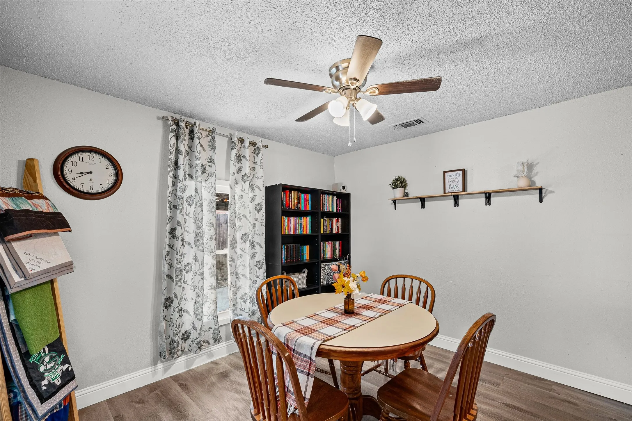 Single Family Residence For Sale in Tarrant County , 8311 Whitney Drive, White Settlement, Texas 76108, 3 Bedroom, 1 Bathroom, 1 Garage spaces, 1,193 Sqft, built in 1947, mls#21393541, Real Estate Agent in White Settlement, Homes For Sale in Tarrant county, Homes For Sale in White Settlement, Realtor in White Settlement Texas, Real Estate Brokerage Independent Realty Texas, Luminita Cordes Realtor