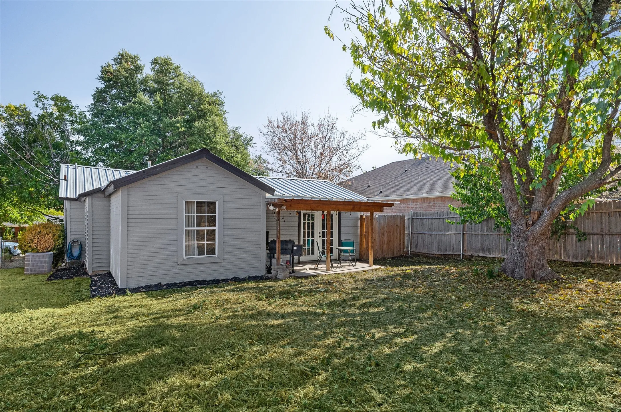 Single Family Residence For Sale in Tarrant County , 8311 Whitney Drive, White Settlement, Texas 76108, 3 Bedroom, 1 Bathroom, 1 Garage spaces, 1,193 Sqft, built in 1947, mls#21393541, Real Estate Agent in White Settlement, Homes For Sale in Tarrant county, Homes For Sale in White Settlement, Realtor in White Settlement Texas, Real Estate Brokerage Independent Realty Texas, Luminita Cordes Realtor