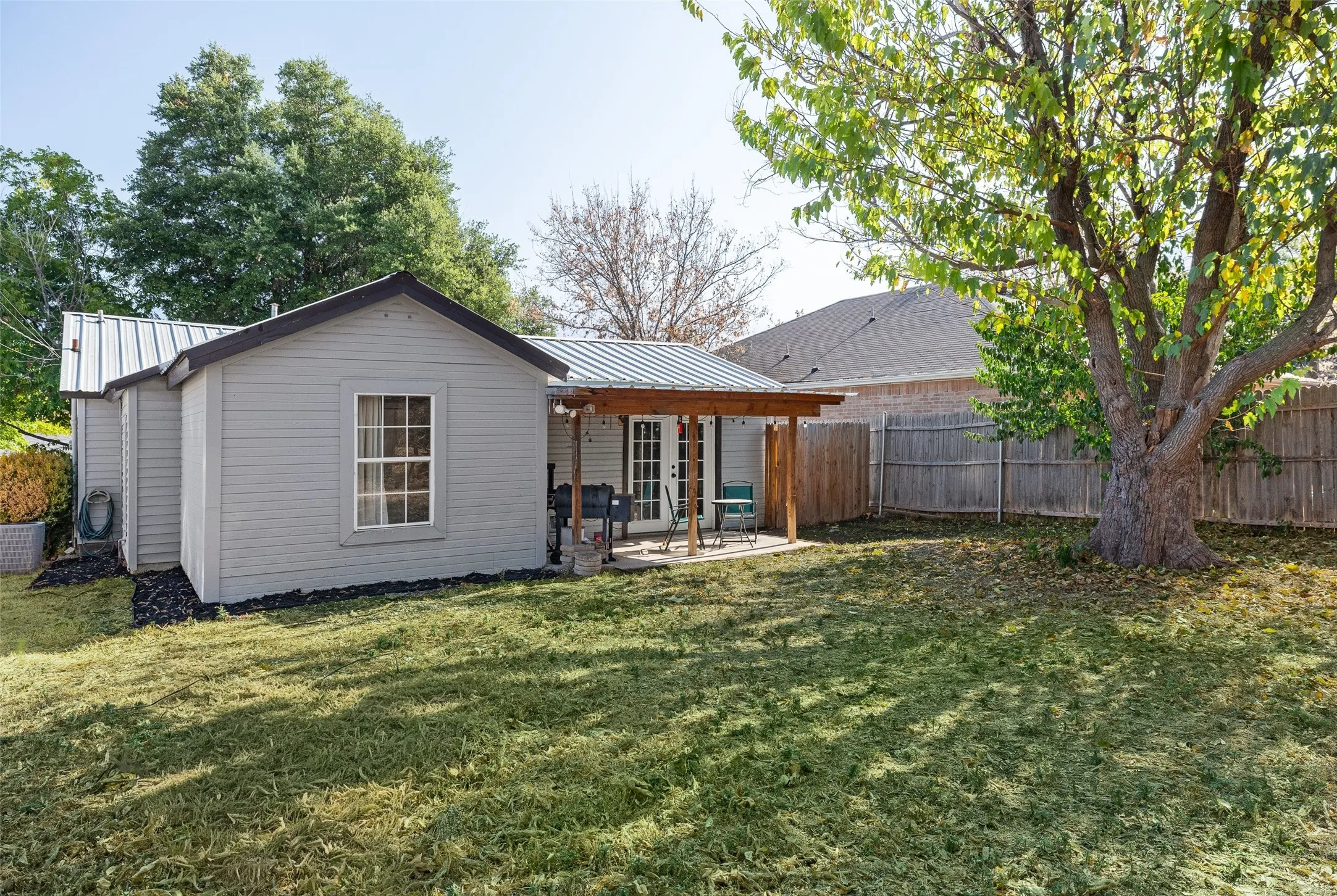 Single Family Residence For Sale in Tarrant County , 8311 Whitney Drive, White Settlement, Texas 76108, 3 Bedroom, 1 Bathroom, 1 Garage spaces, 1,193 Sqft, built in 1947, mls#21393541, Real Estate Agent in White Settlement, Homes For Sale in Tarrant county, Homes For Sale in White Settlement, Realtor in White Settlement Texas, Real Estate Brokerage Independent Realty Texas, Luminita Cordes Realtor