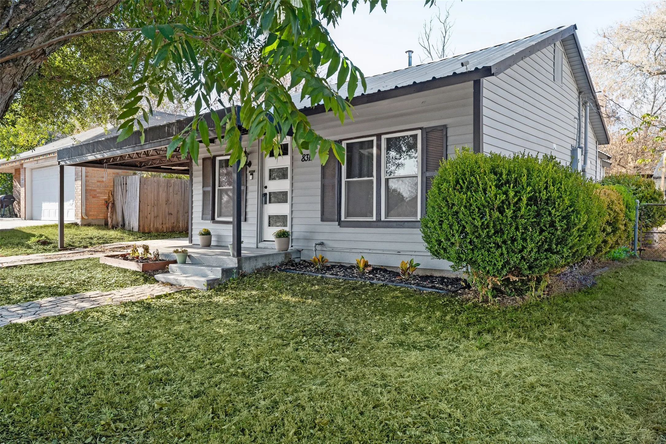 Single Family Residence For Sale in Tarrant County , 8311 Whitney Drive, White Settlement, Texas 76108, 3 Bedroom, 1 Bathroom, 1 Garage spaces, 1,193 Sqft, built in 1947, mls#21393541, Real Estate Agent in White Settlement, Homes For Sale in Tarrant county, Homes For Sale in White Settlement, Realtor in White Settlement Texas, Real Estate Brokerage Independent Realty Texas, Luminita Cordes Realtor
