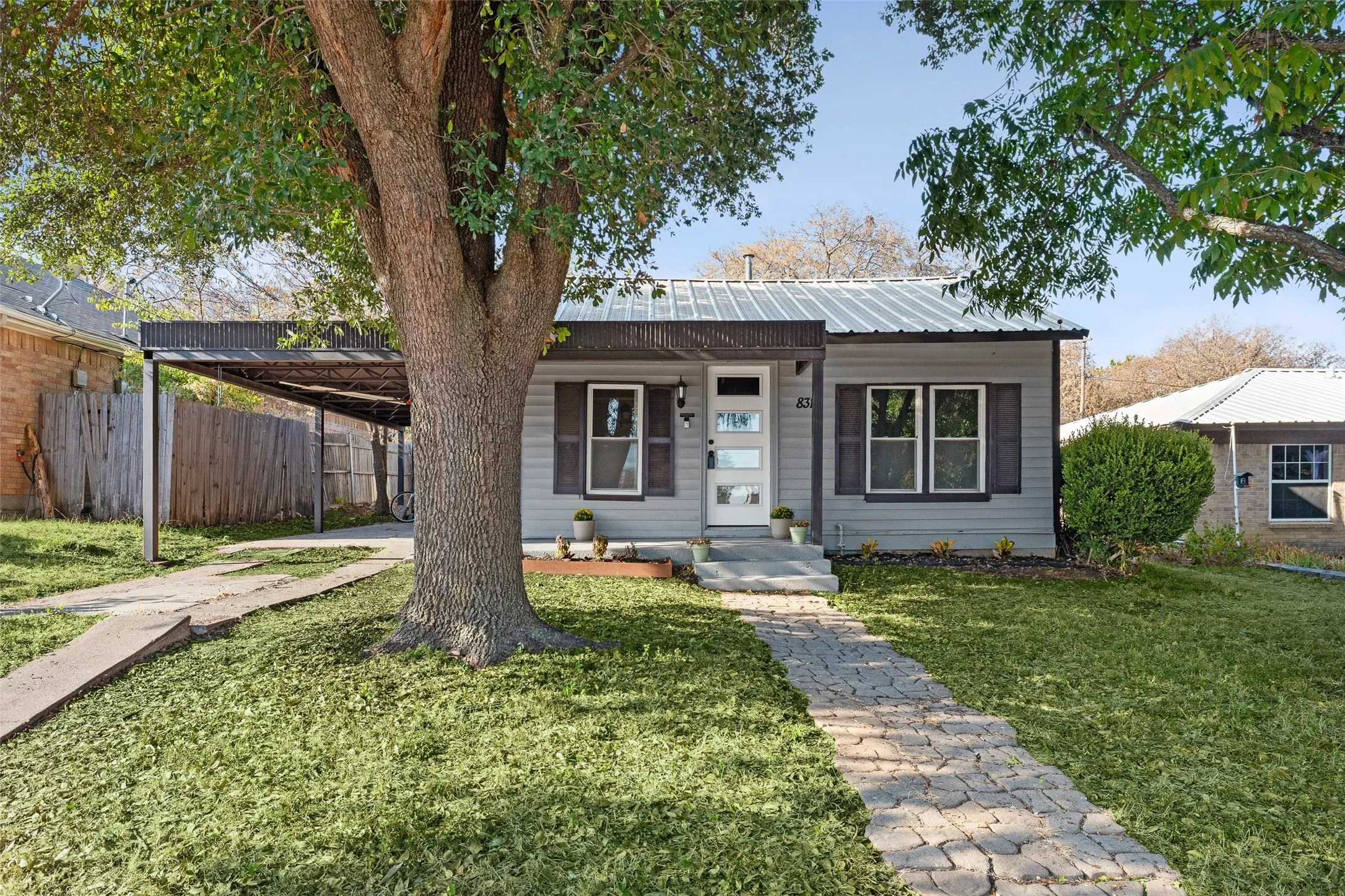 Single Family Residence For Sale in Tarrant County , 8311 Whitney Drive, White Settlement, Texas 76108, 3 Bedroom, 1 Bathroom, 1 Garage spaces, 1,193 Sqft, built in 1947, mls#21393541, Real Estate Agent in White Settlement, Homes For Sale in Tarrant county, Homes For Sale in White Settlement, Realtor in White Settlement Texas, Real Estate Brokerage Independent Realty Texas, Luminita Cordes Realtor