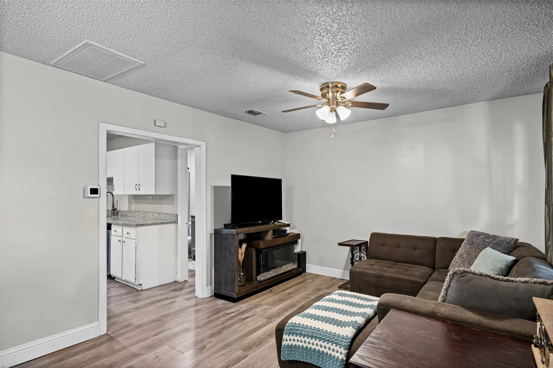 Single Family Residence For Sale in Tarrant County , 8311 Whitney Drive, White Settlement, Texas 76108, 3 Bedroom, 1 Bathroom, 1 Garage spaces, 1,193 Sqft, built in 1947, mls#21393541, Real Estate Agent in White Settlement, Homes For Sale in Tarrant county, Homes For Sale in White Settlement, Realtor in White Settlement Texas, Real Estate Brokerage Independent Realty Texas, Luminita Cordes Realtor