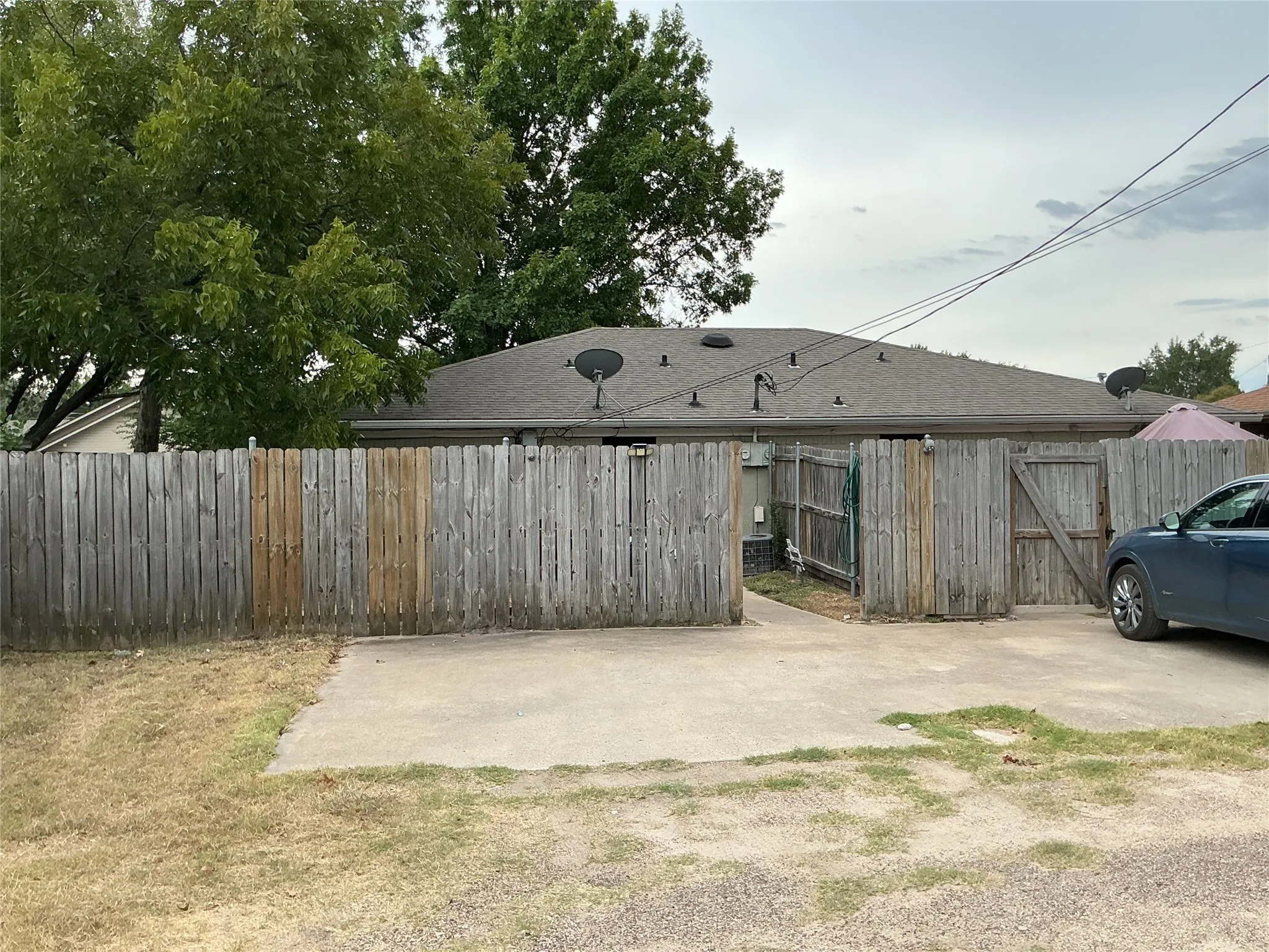 Duplex For Sale in Navarro County , 300-302 Northwood Boulevard, Corsicana, Texas 75110, 4 Bedroom, 2 Bathroom, Garage spaces, 0 Sqft, built in 1975, mls#21385456, Real Estate Agent in Corsicana, Homes For Sale in Navarro county, Homes For Sale in Corsicana, Realtor in Corsicana Texas, Real Estate Brokerage Independent Realty Texas, Luminita Cordes Realtor