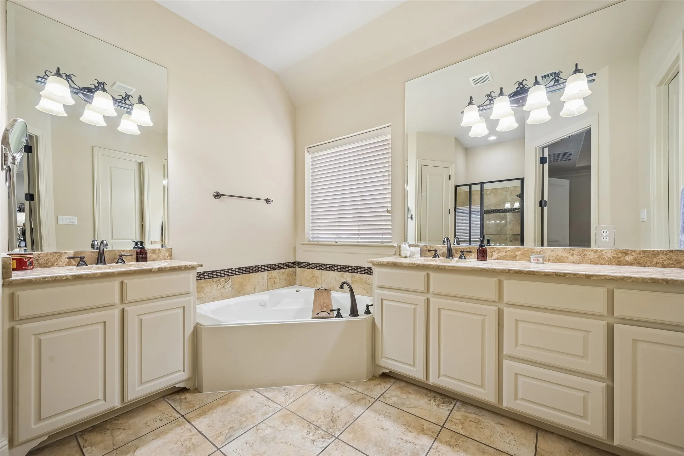 Single Family Residence For Sale in Collin County , 840 Butchart Drive, Prosper, Texas 75078, 4 Bedroom, 4 Bathroom, 3 Garage spaces, 3,405 Sqft, built in 2008, mls#21386203, Real Estate Agent in Prosper, Homes For Sale in Collin county, Homes For Sale in Prosper, Realtor in Prosper Texas, Real Estate Brokerage Independent Realty Texas, Luminita Cordes Realtor