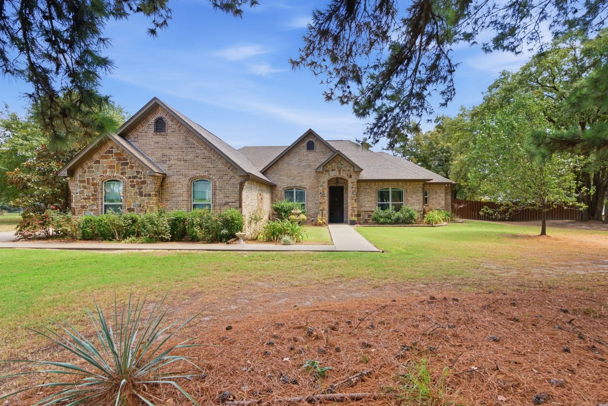 Single Family Residence For Sale in Wood County , 213 County Rd 2321, Mineola, Texas 75773, 4 Bedroom, 3 Bathroom, 2 Garage spaces, 2,415 Sqft, built in 2015, mls#21393285, Real Estate Agent in Mineola, Homes For Sale in Wood county, Homes For Sale in Mineola, Realtor in Mineola Texas, Real Estate Brokerage Independent Realty Texas, Luminita Cordes Realtor
