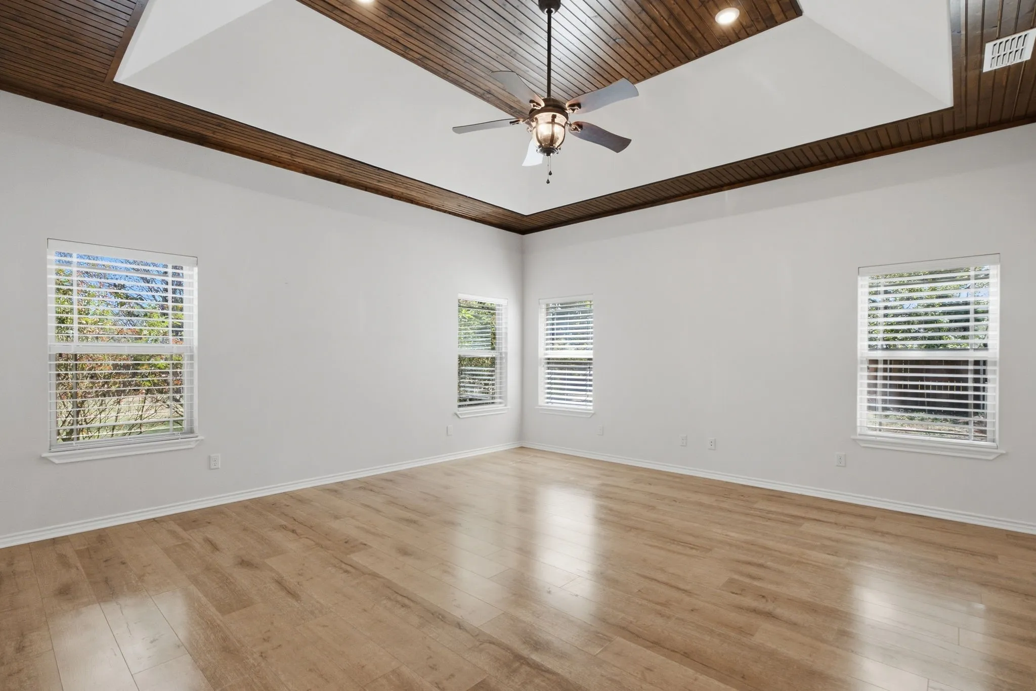 Single Family Residence For Sale in Wood County , 213 County Rd 2321, Mineola, Texas 75773, 4 Bedroom, 3 Bathroom, 2 Garage spaces, 2,415 Sqft, built in 2015, mls#21393285, Real Estate Agent in Mineola, Homes For Sale in Wood county, Homes For Sale in Mineola, Realtor in Mineola Texas, Real Estate Brokerage Independent Realty Texas, Luminita Cordes Realtor