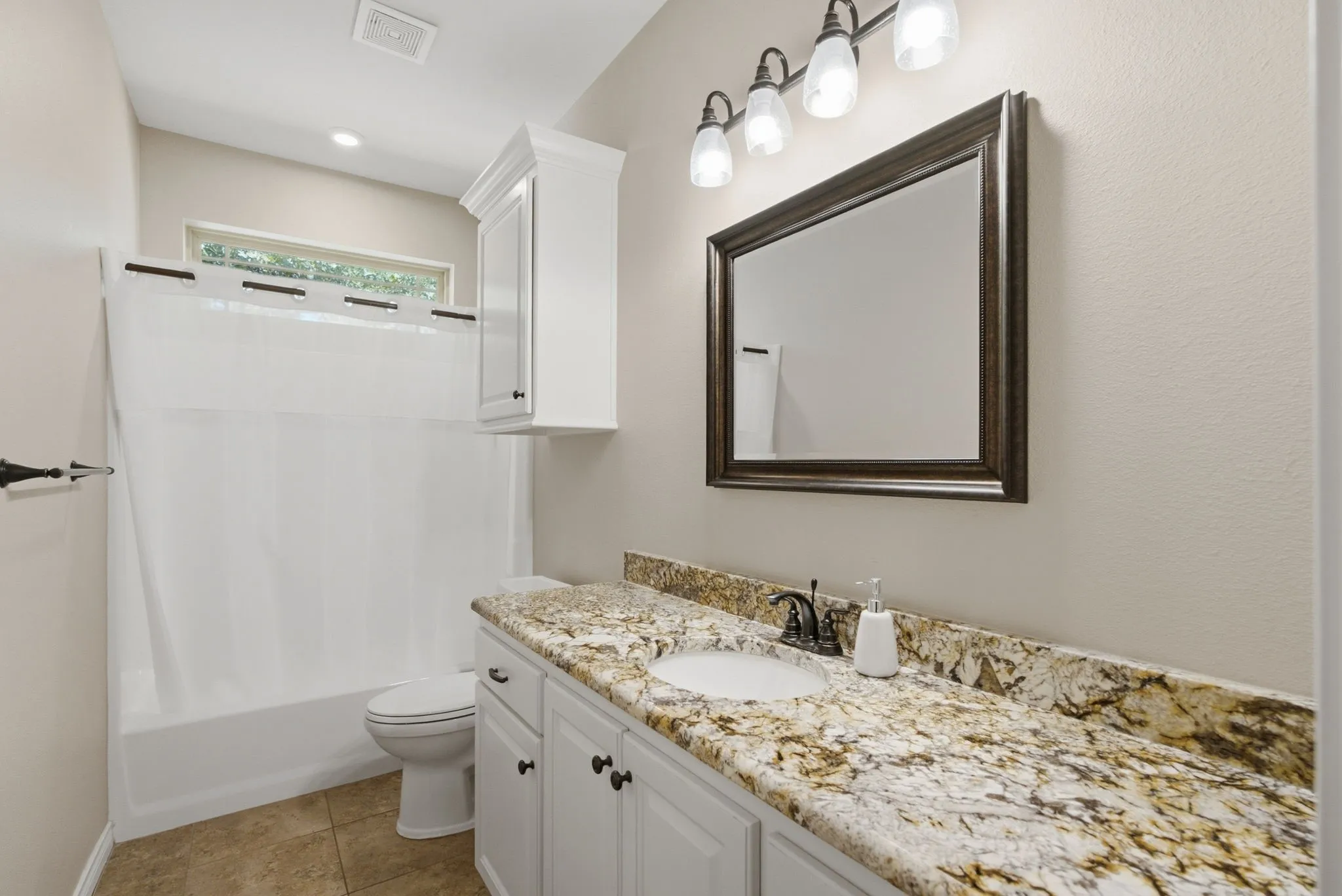 Single Family Residence For Sale in Wood County , 213 County Rd 2321, Mineola, Texas 75773, 4 Bedroom, 3 Bathroom, 2 Garage spaces, 2,415 Sqft, built in 2015, mls#21393285, Real Estate Agent in Mineola, Homes For Sale in Wood county, Homes For Sale in Mineola, Realtor in Mineola Texas, Real Estate Brokerage Independent Realty Texas, Luminita Cordes Realtor