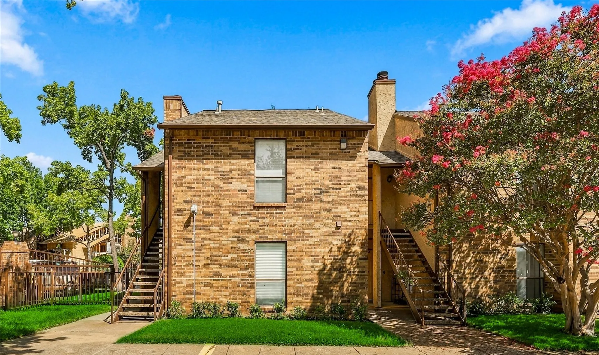 Condominium For Sale in Tarrant County , 1901 Cloisters Drive 920, Arlington, Texas 76011, 1 Bedroom, 1 Bathroom, Garage spaces, 792 Sqft, built in 1981, mls#21392504, Real Estate Agent in Arlington, Homes For Sale in Tarrant county, Homes For Sale in Arlington, Realtor in Arlington Texas, Real Estate Brokerage Independent Realty Texas, Luminita Cordes Realtor