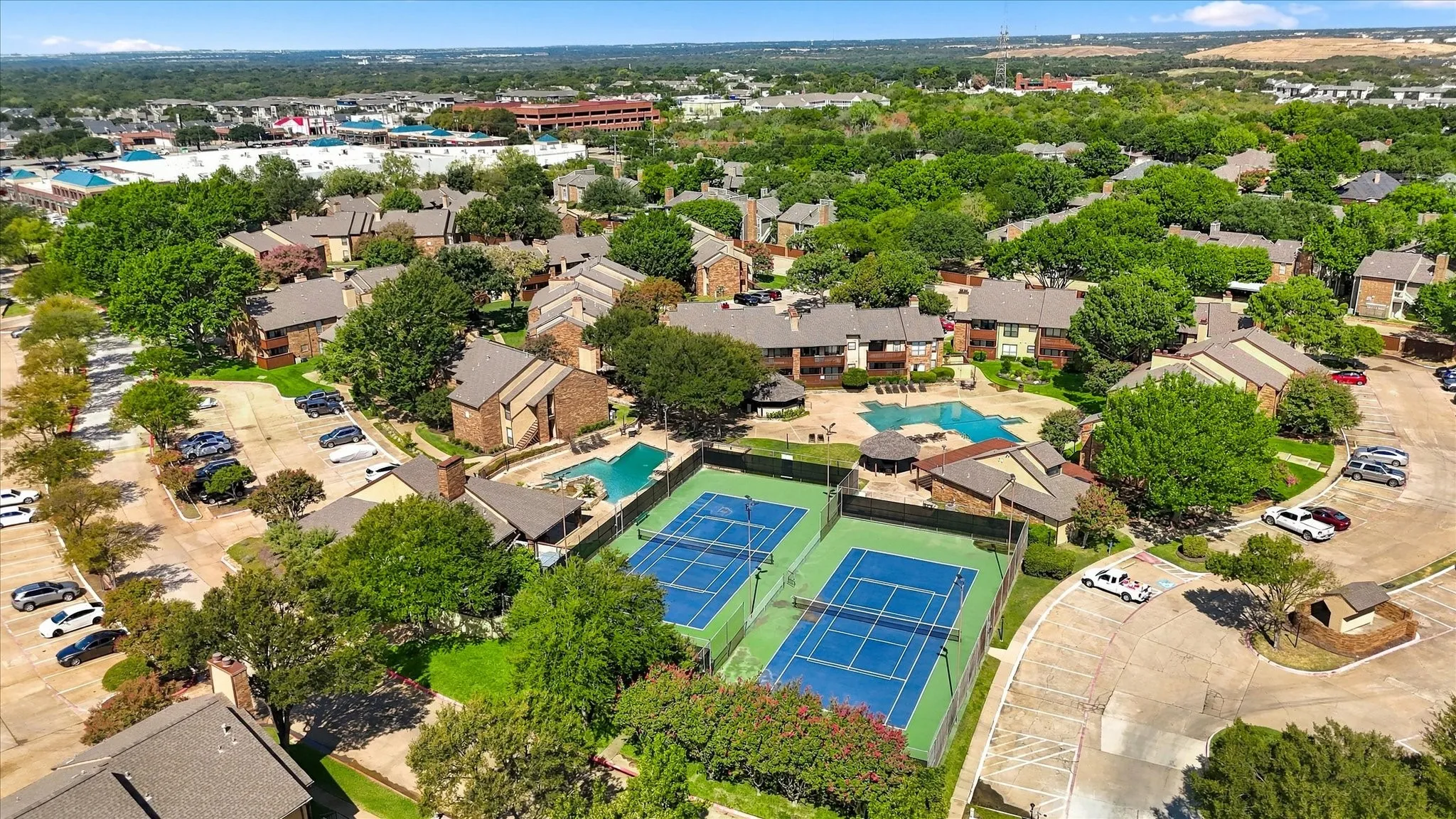 Condominium For Sale in Tarrant County , 1901 Cloisters Drive 920, Arlington, Texas 76011, 1 Bedroom, 1 Bathroom, Garage spaces, 792 Sqft, built in 1981, mls#21392504, Real Estate Agent in Arlington, Homes For Sale in Tarrant county, Homes For Sale in Arlington, Realtor in Arlington Texas, Real Estate Brokerage Independent Realty Texas, Luminita Cordes Realtor