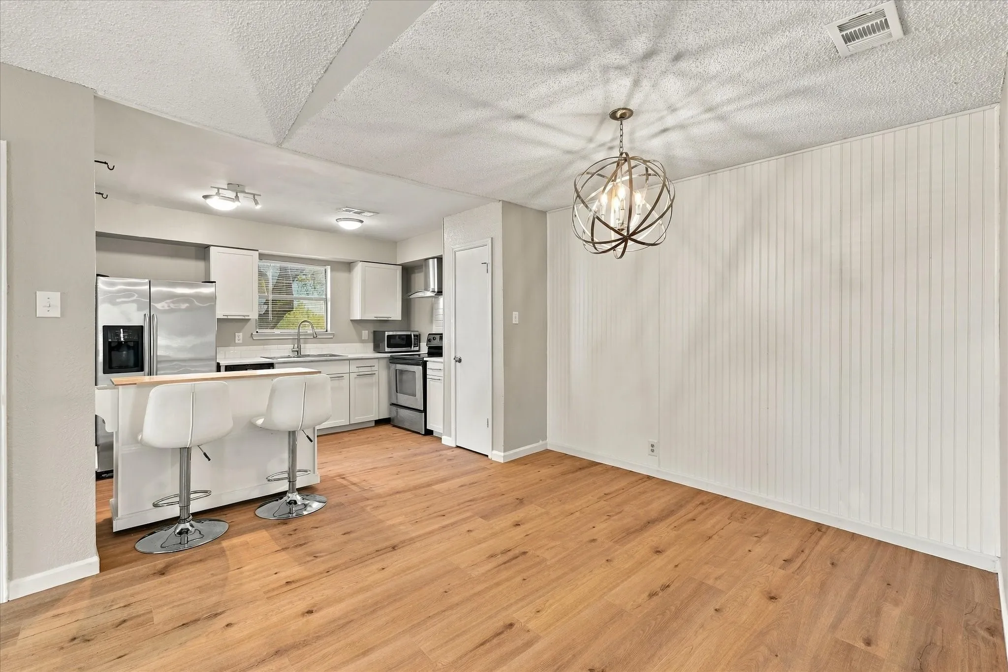 Condominium For Sale in Tarrant County , 1901 Cloisters Drive 920, Arlington, Texas 76011, 1 Bedroom, 1 Bathroom, Garage spaces, 792 Sqft, built in 1981, mls#21392504, Real Estate Agent in Arlington, Homes For Sale in Tarrant county, Homes For Sale in Arlington, Realtor in Arlington Texas, Real Estate Brokerage Independent Realty Texas, Luminita Cordes Realtor
