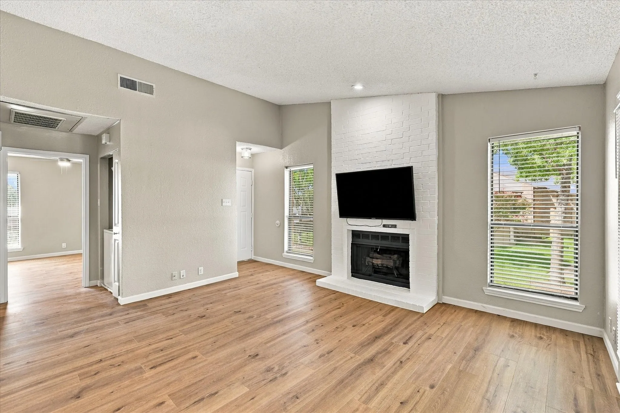 Condominium For Sale in Tarrant County , 1901 Cloisters Drive 920, Arlington, Texas 76011, 1 Bedroom, 1 Bathroom, Garage spaces, 792 Sqft, built in 1981, mls#21392504, Real Estate Agent in Arlington, Homes For Sale in Tarrant county, Homes For Sale in Arlington, Realtor in Arlington Texas, Real Estate Brokerage Independent Realty Texas, Luminita Cordes Realtor