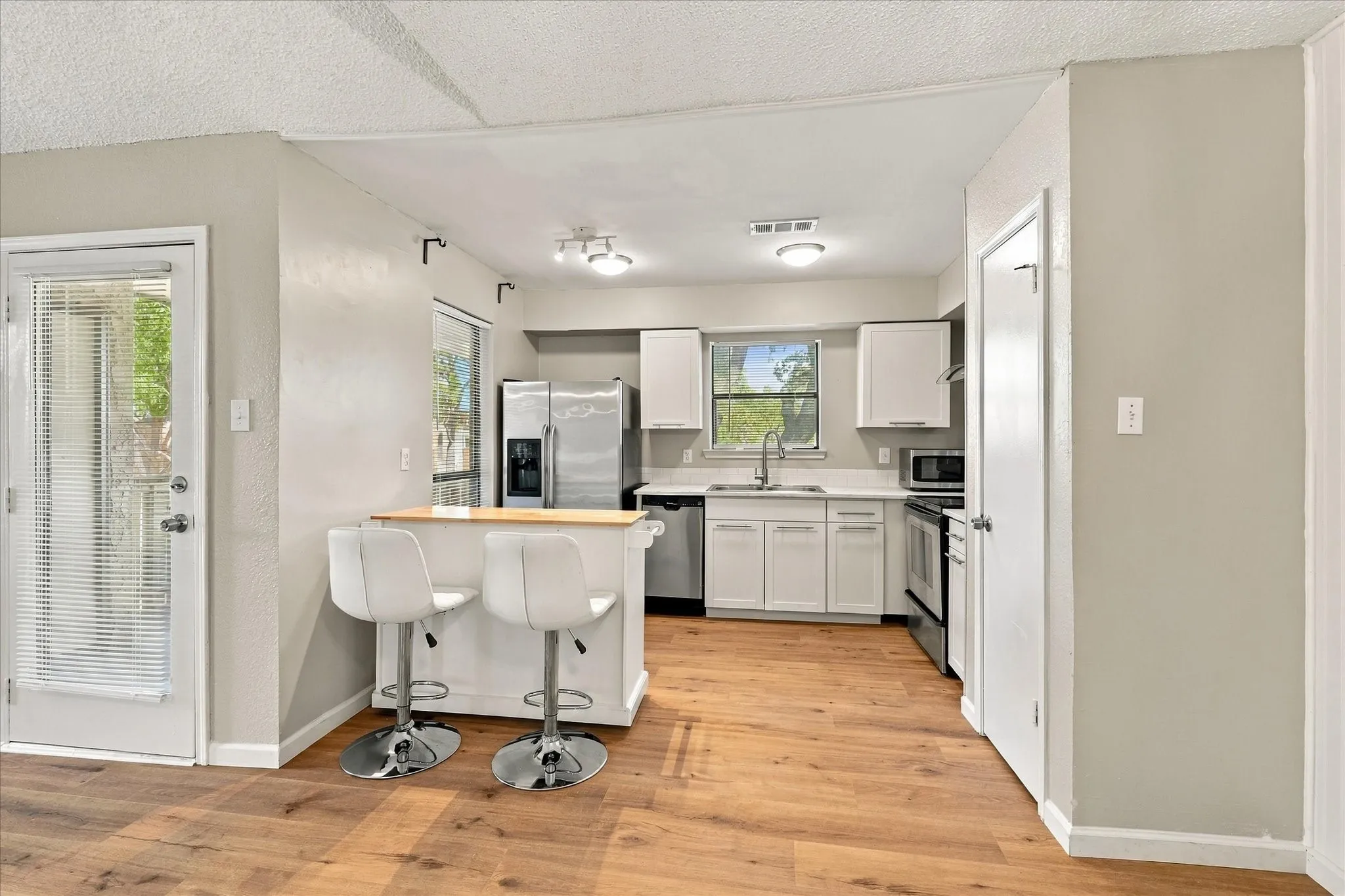 Condominium For Sale in Tarrant County , 1901 Cloisters Drive 920, Arlington, Texas 76011, 1 Bedroom, 1 Bathroom, Garage spaces, 792 Sqft, built in 1981, mls#21392504, Real Estate Agent in Arlington, Homes For Sale in Tarrant county, Homes For Sale in Arlington, Realtor in Arlington Texas, Real Estate Brokerage Independent Realty Texas, Luminita Cordes Realtor
