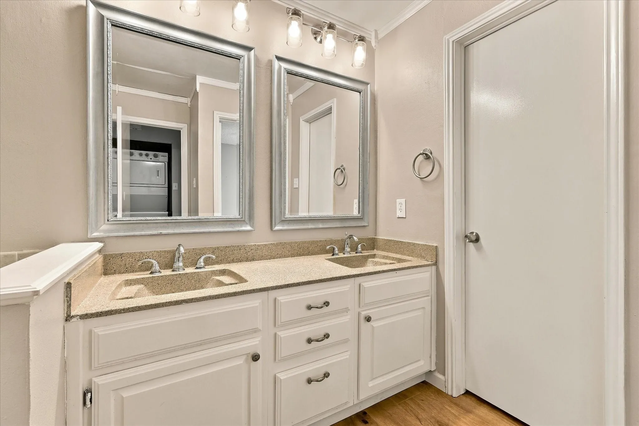 Condominium For Sale in Tarrant County , 1901 Cloisters Drive 920, Arlington, Texas 76011, 1 Bedroom, 1 Bathroom, Garage spaces, 792 Sqft, built in 1981, mls#21392504, Real Estate Agent in Arlington, Homes For Sale in Tarrant county, Homes For Sale in Arlington, Realtor in Arlington Texas, Real Estate Brokerage Independent Realty Texas, Luminita Cordes Realtor