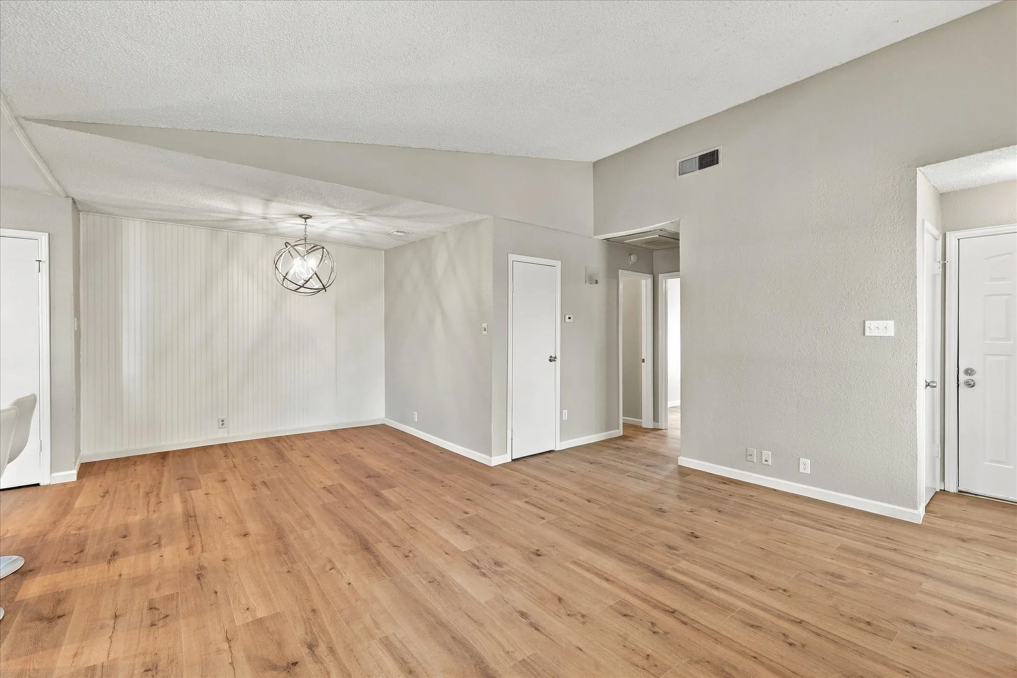 Condominium For Sale in Tarrant County , 1901 Cloisters Drive 920, Arlington, Texas 76011, 1 Bedroom, 1 Bathroom, Garage spaces, 792 Sqft, built in 1981, mls#21392504, Real Estate Agent in Arlington, Homes For Sale in Tarrant county, Homes For Sale in Arlington, Realtor in Arlington Texas, Real Estate Brokerage Independent Realty Texas, Luminita Cordes Realtor