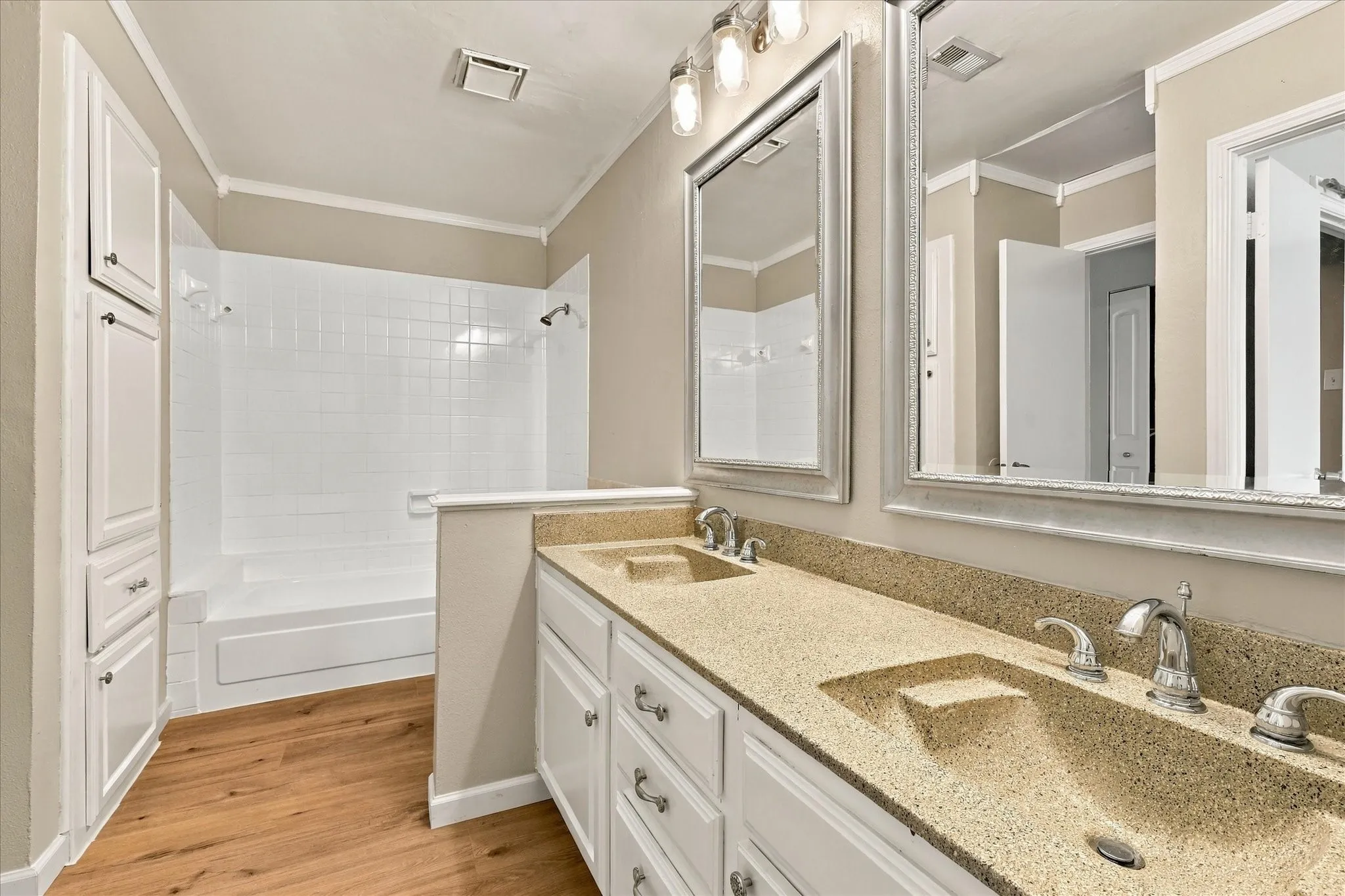 Condominium For Sale in Tarrant County , 1901 Cloisters Drive 920, Arlington, Texas 76011, 1 Bedroom, 1 Bathroom, Garage spaces, 792 Sqft, built in 1981, mls#21392504, Real Estate Agent in Arlington, Homes For Sale in Tarrant county, Homes For Sale in Arlington, Realtor in Arlington Texas, Real Estate Brokerage Independent Realty Texas, Luminita Cordes Realtor