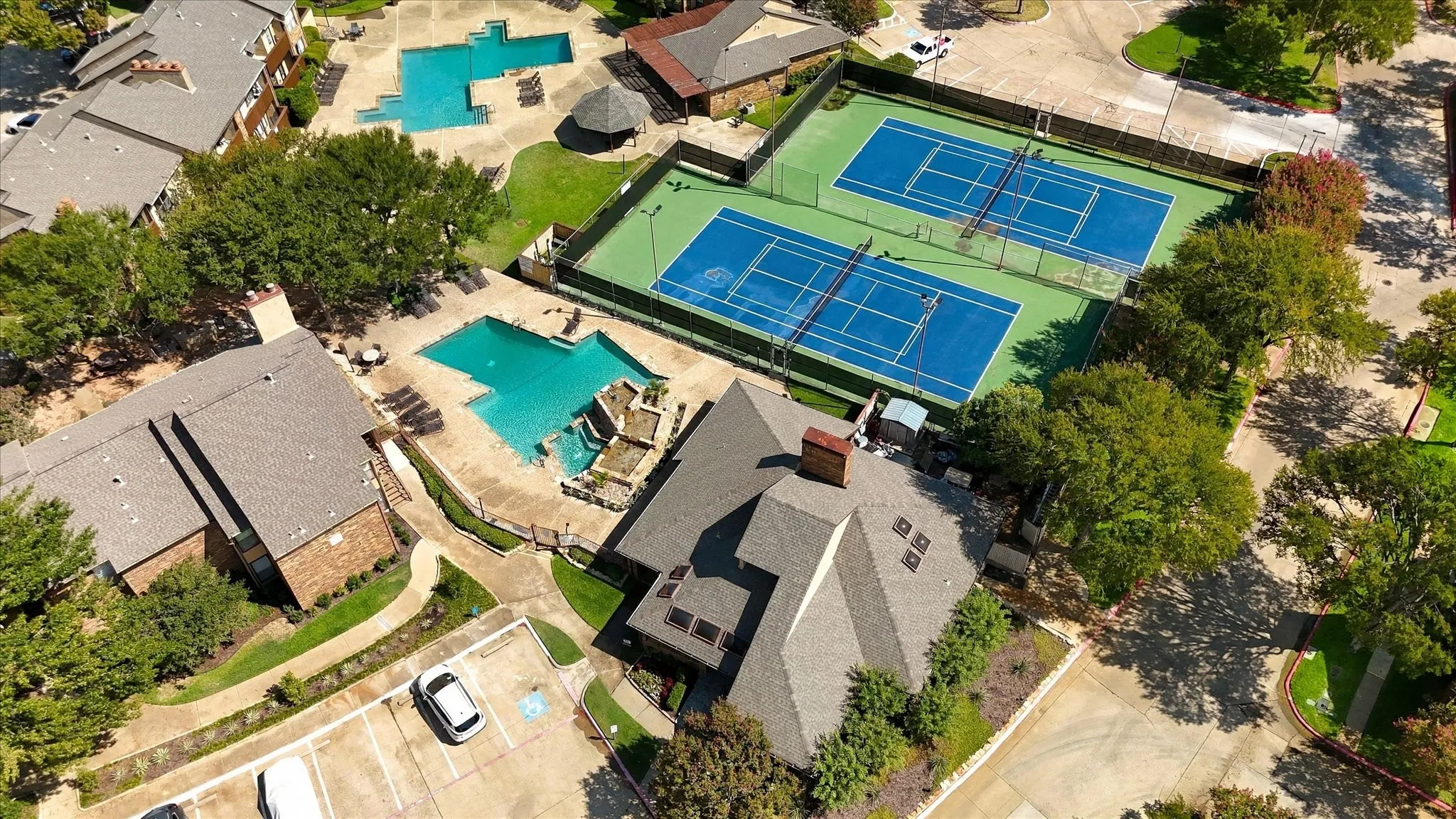 Two community pools, tennis courts and clubhouse!