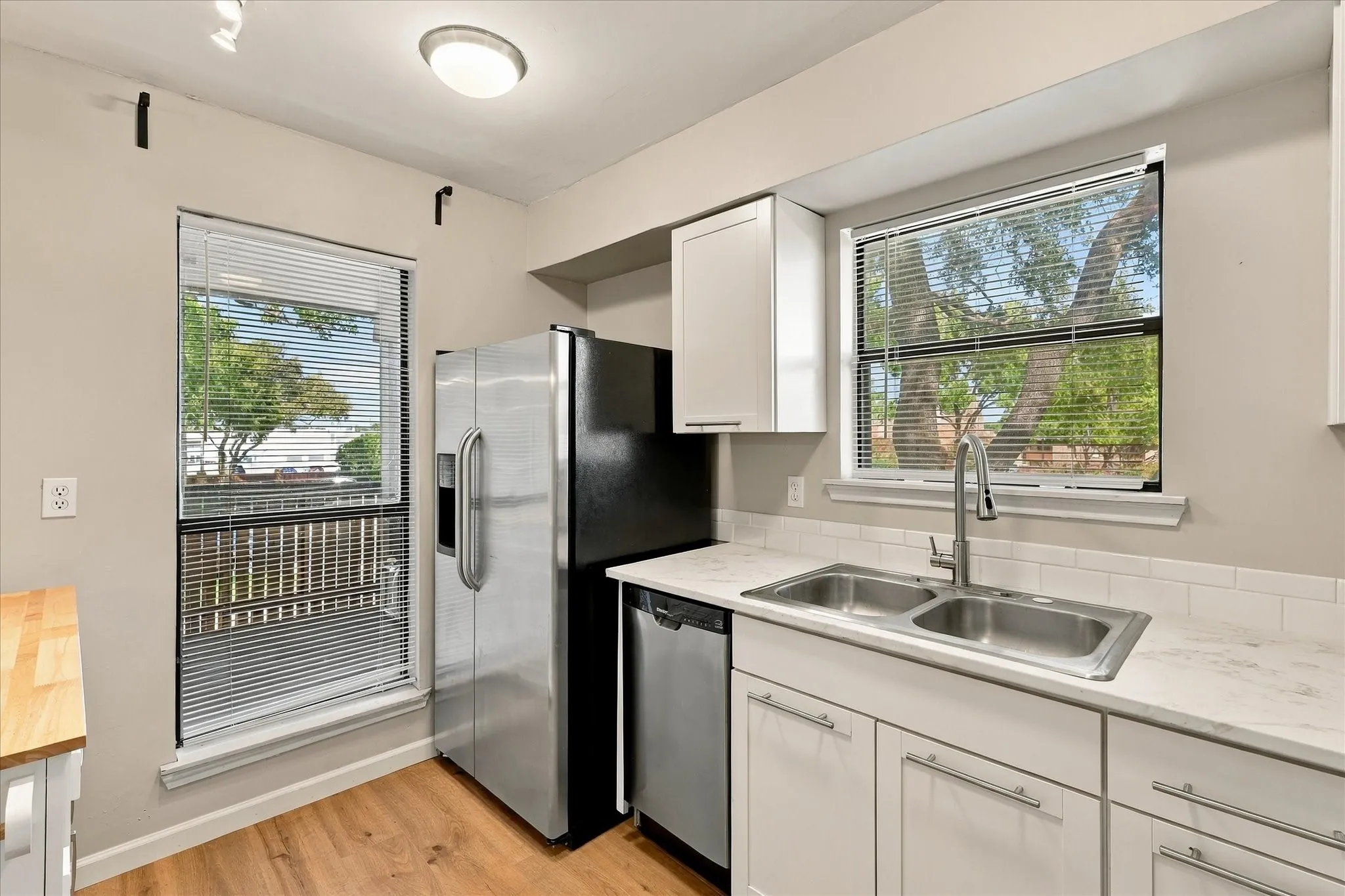 Condominium For Sale in Tarrant County , 1901 Cloisters Drive 920, Arlington, Texas 76011, 1 Bedroom, 1 Bathroom, Garage spaces, 792 Sqft, built in 1981, mls#21392504, Real Estate Agent in Arlington, Homes For Sale in Tarrant county, Homes For Sale in Arlington, Realtor in Arlington Texas, Real Estate Brokerage Independent Realty Texas, Luminita Cordes Realtor