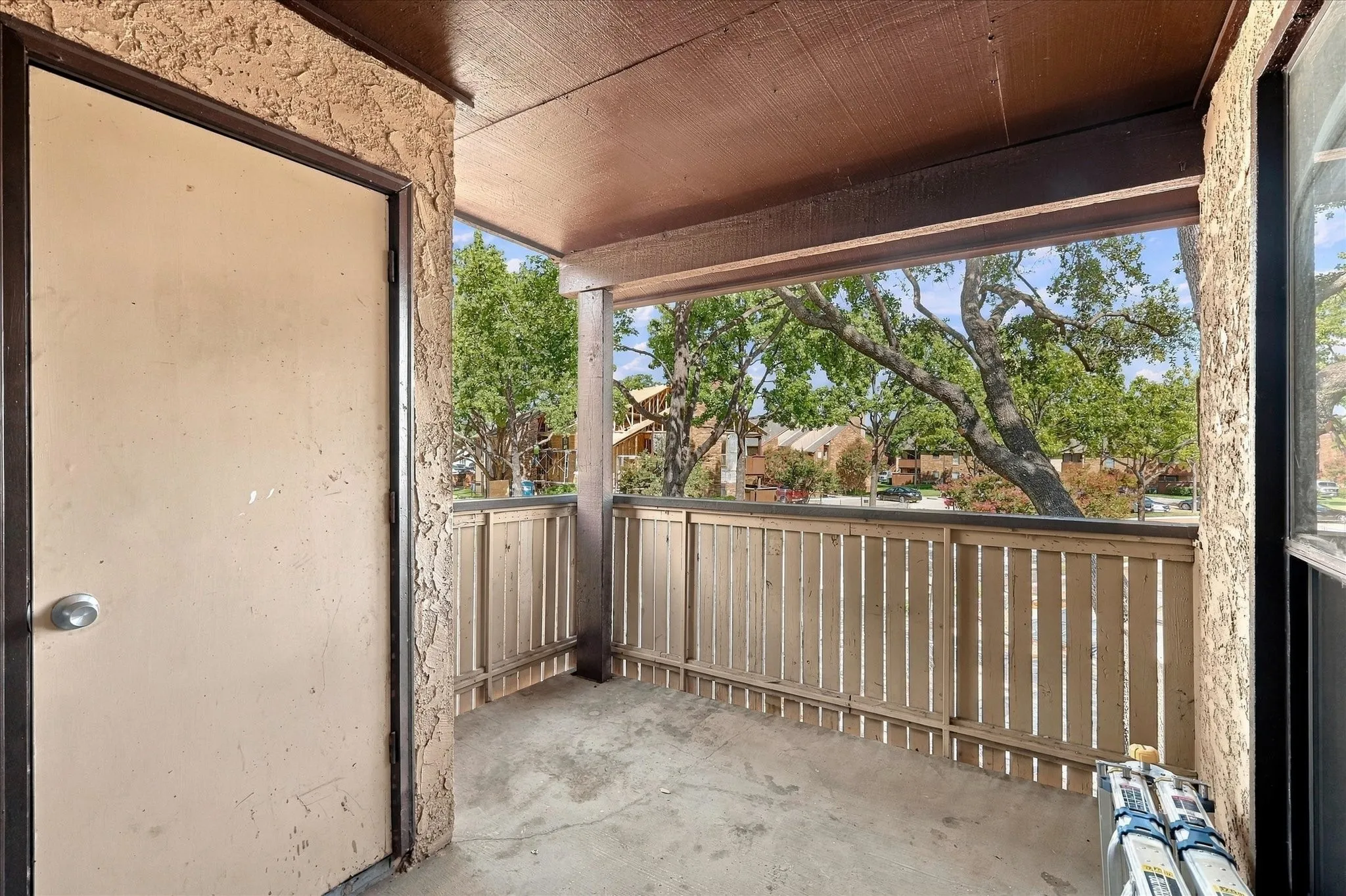 Condominium For Sale in Tarrant County , 1901 Cloisters Drive 920, Arlington, Texas 76011, 1 Bedroom, 1 Bathroom, Garage spaces, 792 Sqft, built in 1981, mls#21392504, Real Estate Agent in Arlington, Homes For Sale in Tarrant county, Homes For Sale in Arlington, Realtor in Arlington Texas, Real Estate Brokerage Independent Realty Texas, Luminita Cordes Realtor