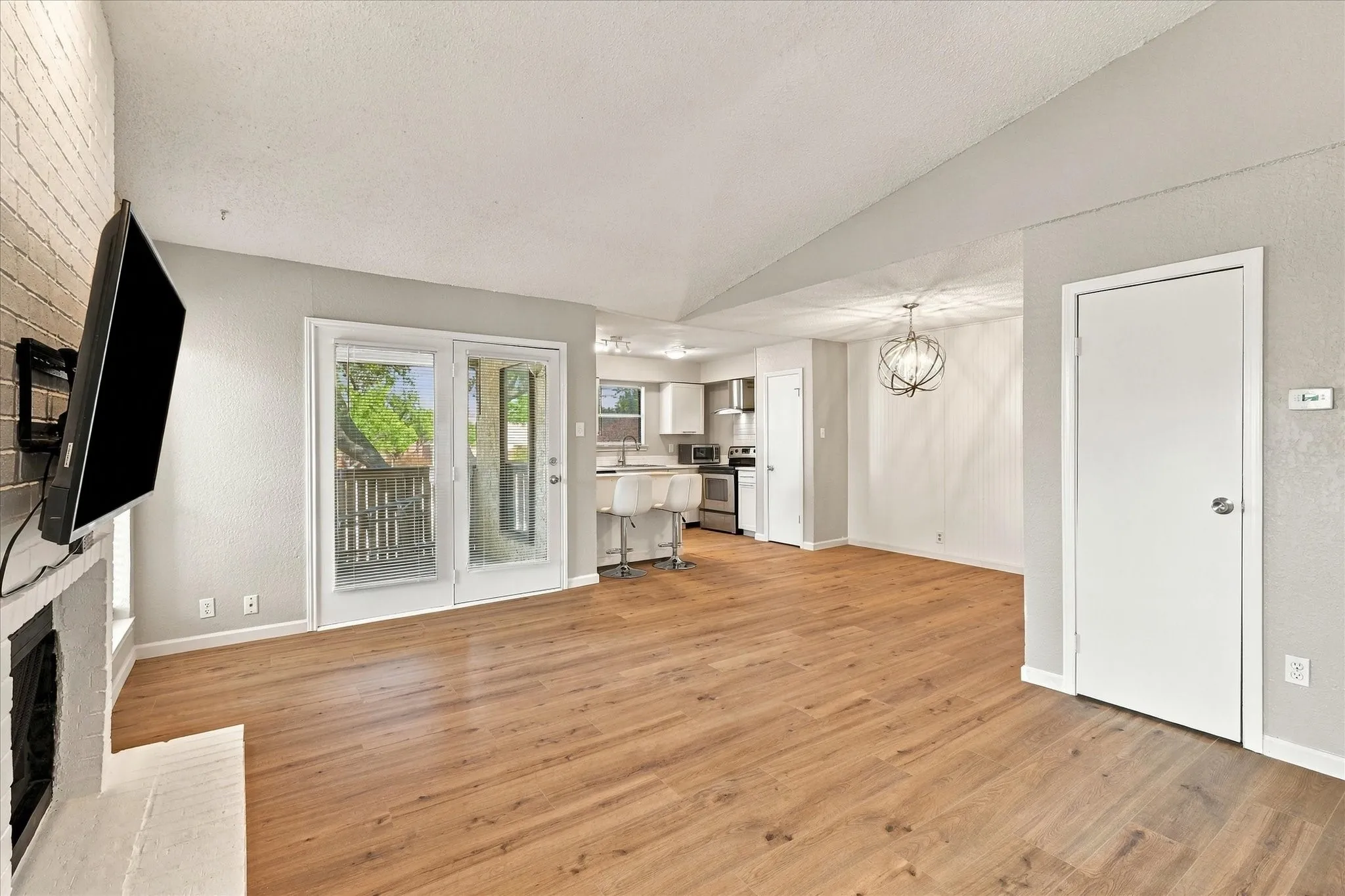 Condominium For Sale in Tarrant County , 1901 Cloisters Drive 920, Arlington, Texas 76011, 1 Bedroom, 1 Bathroom, Garage spaces, 792 Sqft, built in 1981, mls#21392504, Real Estate Agent in Arlington, Homes For Sale in Tarrant county, Homes For Sale in Arlington, Realtor in Arlington Texas, Real Estate Brokerage Independent Realty Texas, Luminita Cordes Realtor