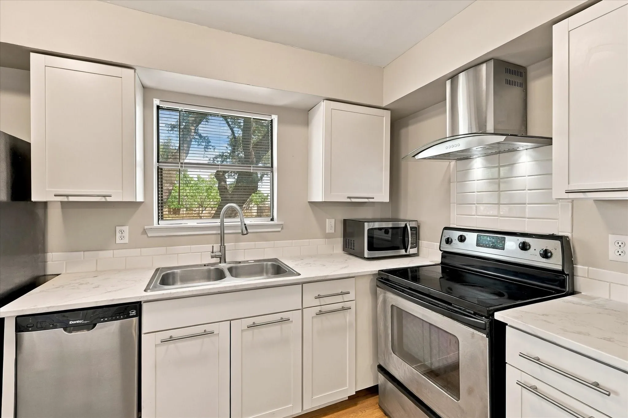 Condominium For Sale in Tarrant County , 1901 Cloisters Drive 920, Arlington, Texas 76011, 1 Bedroom, 1 Bathroom, Garage spaces, 792 Sqft, built in 1981, mls#21392504, Real Estate Agent in Arlington, Homes For Sale in Tarrant county, Homes For Sale in Arlington, Realtor in Arlington Texas, Real Estate Brokerage Independent Realty Texas, Luminita Cordes Realtor