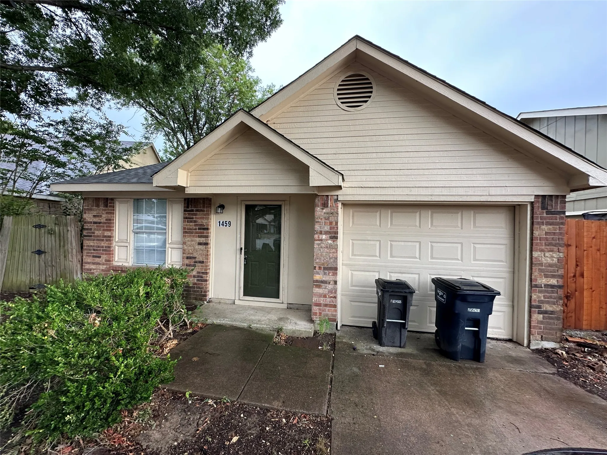 Single Family Residence For Rent in Tarrant County , 1459 Woodhall Court, Fort Worth, Texas 76134, 2 Bedroom, 1 Bathroom, 1 Garage spaces, 918 Sqft, built in 1984, mls#21393538, Real Estate Agent in Fort Worth, Homes For Rent in Tarrant county, Homes For Rent in Fort Worth, Realtor in Fort Worth Texas, Real Estate Brokerage Independent Realty Texas, Luminita Cordes Realtor